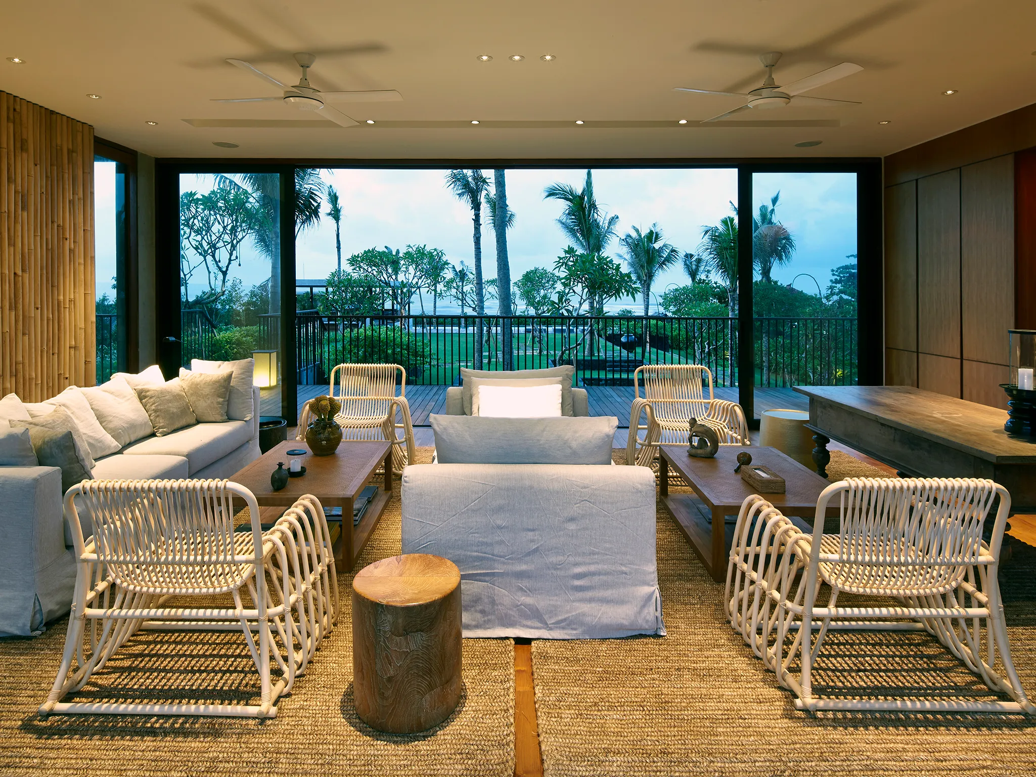 Arnalaya Beach House - Living room