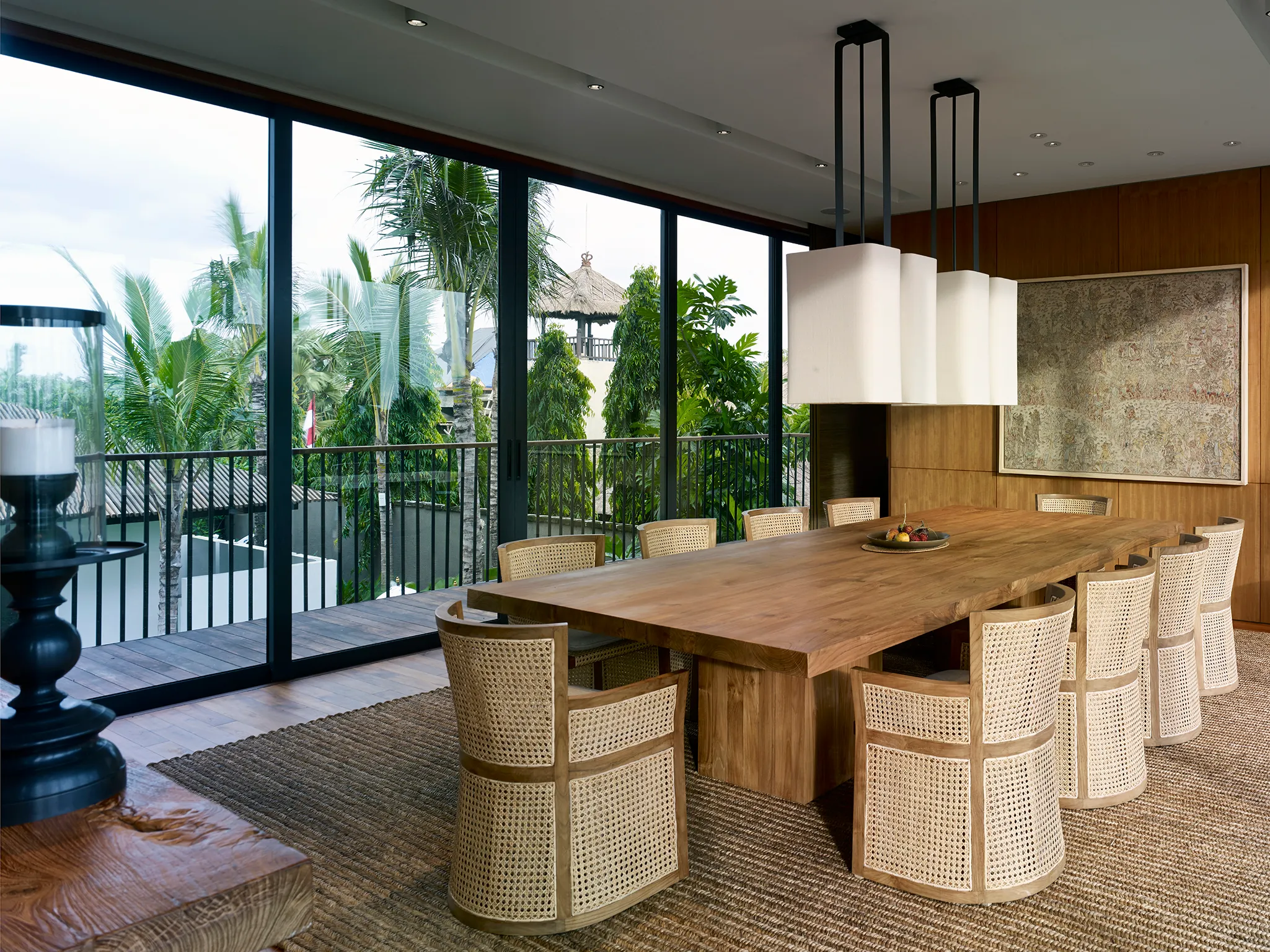 Arnalaya Beach House - Dining room with a view to the sea