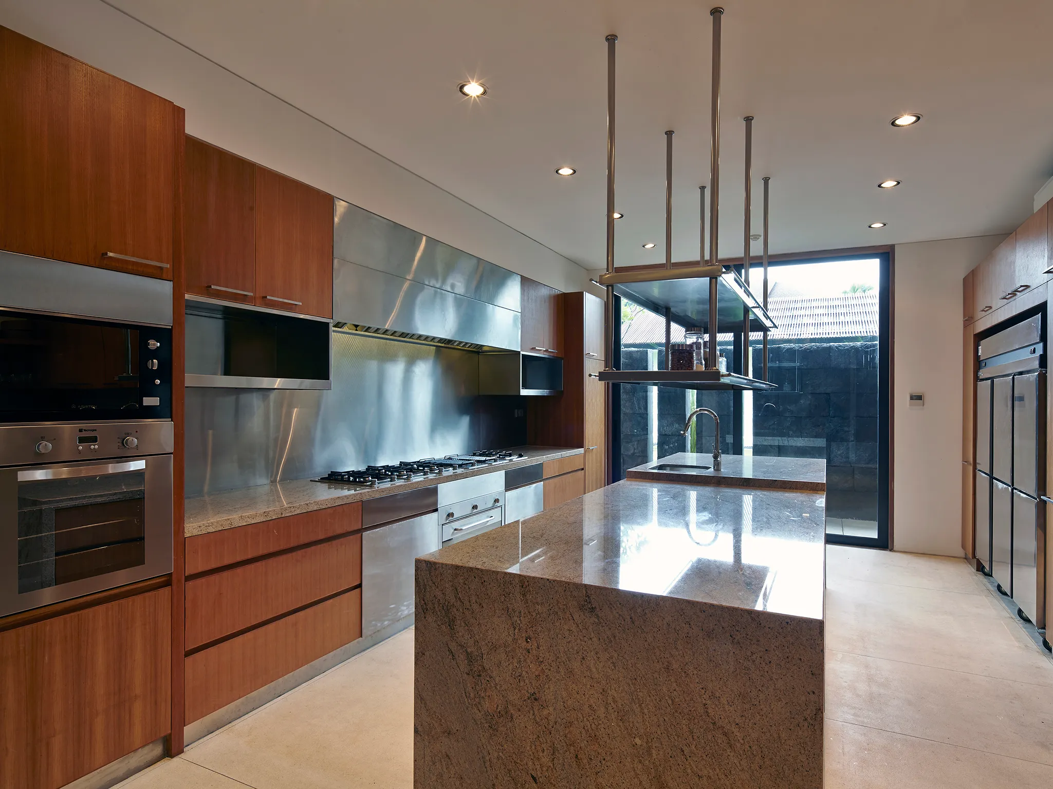 Arnalaya Beach House - Kitchen space