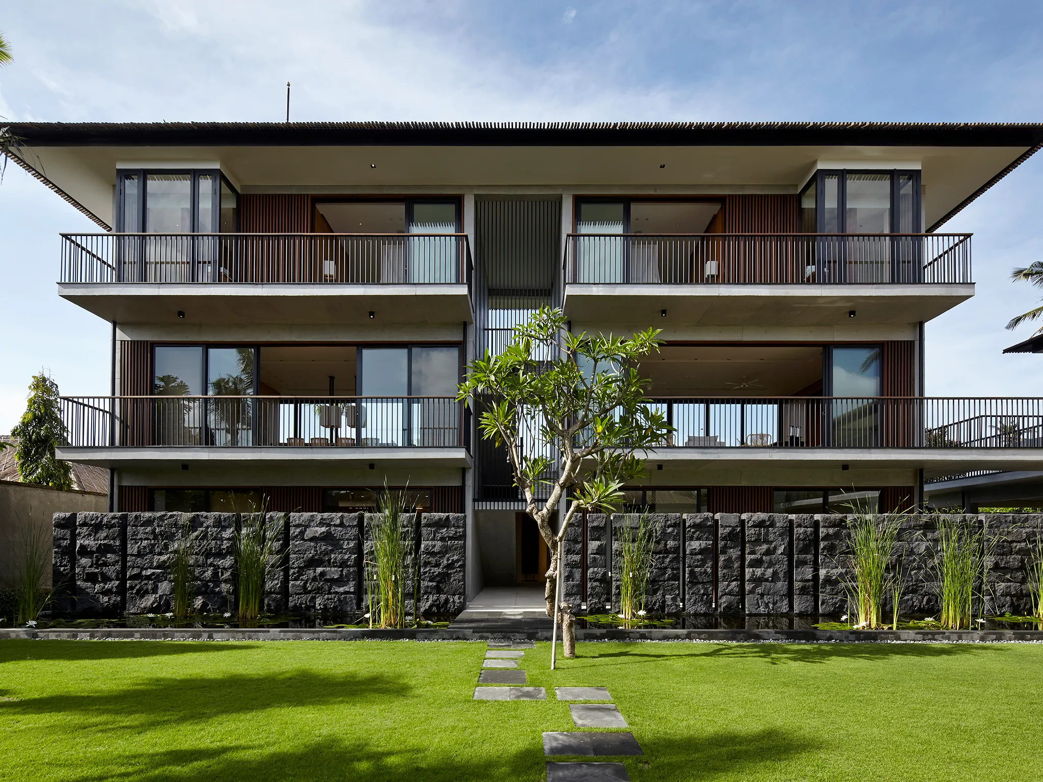 Arnalaya Beach House - Courtyard behind Ocean suites pavilion, living and dining