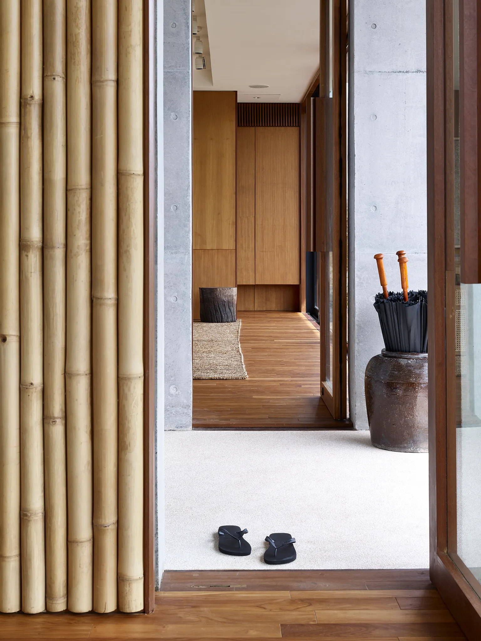 Arnalaya Beach House - Flip flops at door of the master bedroom