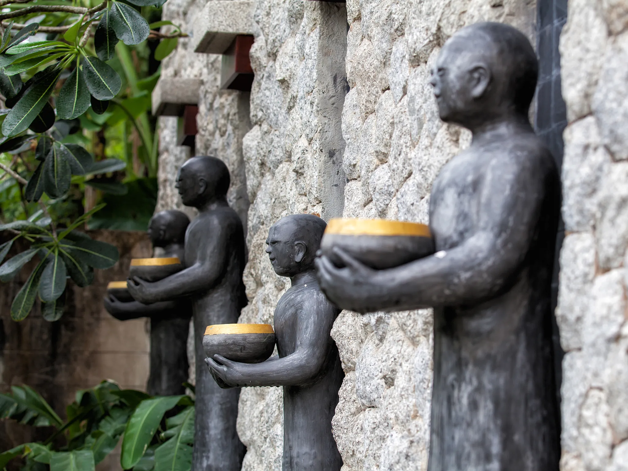 Baan Surin Sawan - Front entrance wall statues
