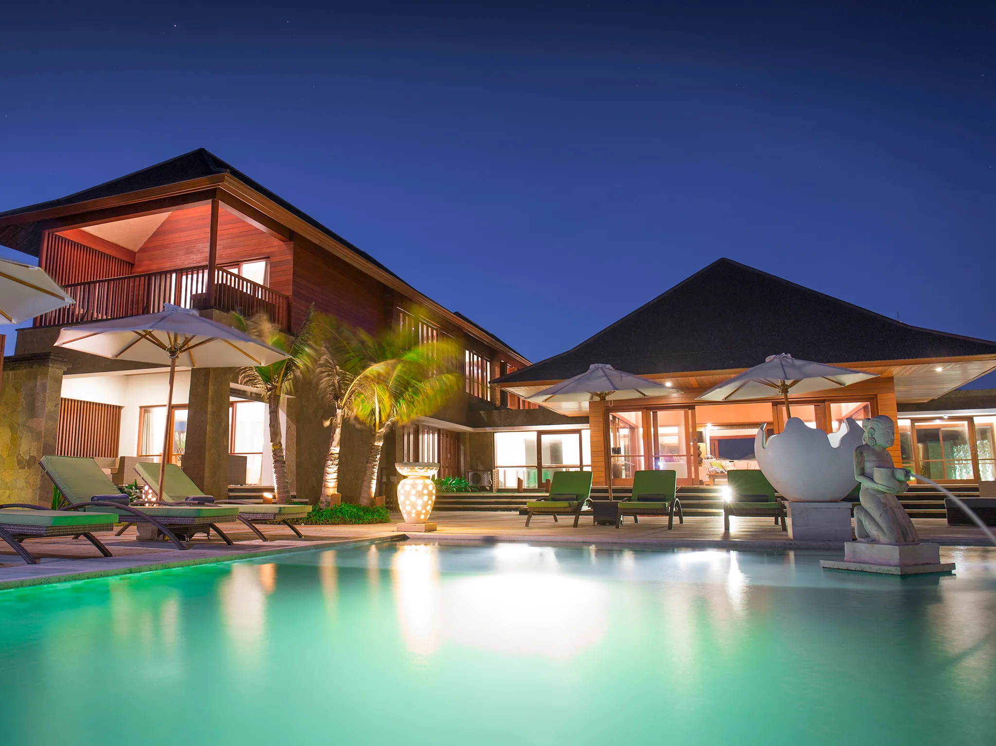Villa Bayu Gita Beachfront - The villa at night