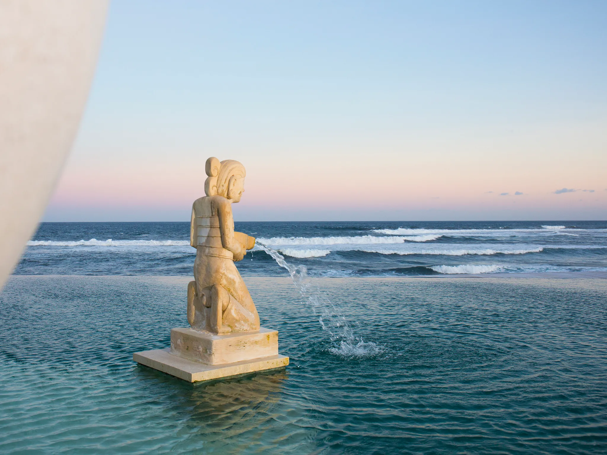Villa Bayu Gita Beachfront - Pool ornament