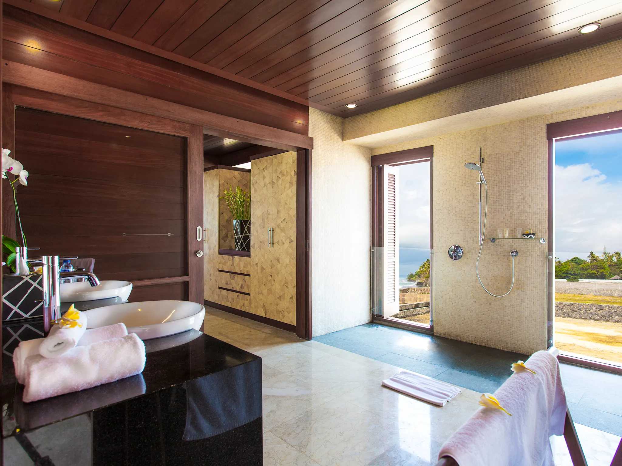 Villa Bayu Gita Beachfront - Upstairs ensuite