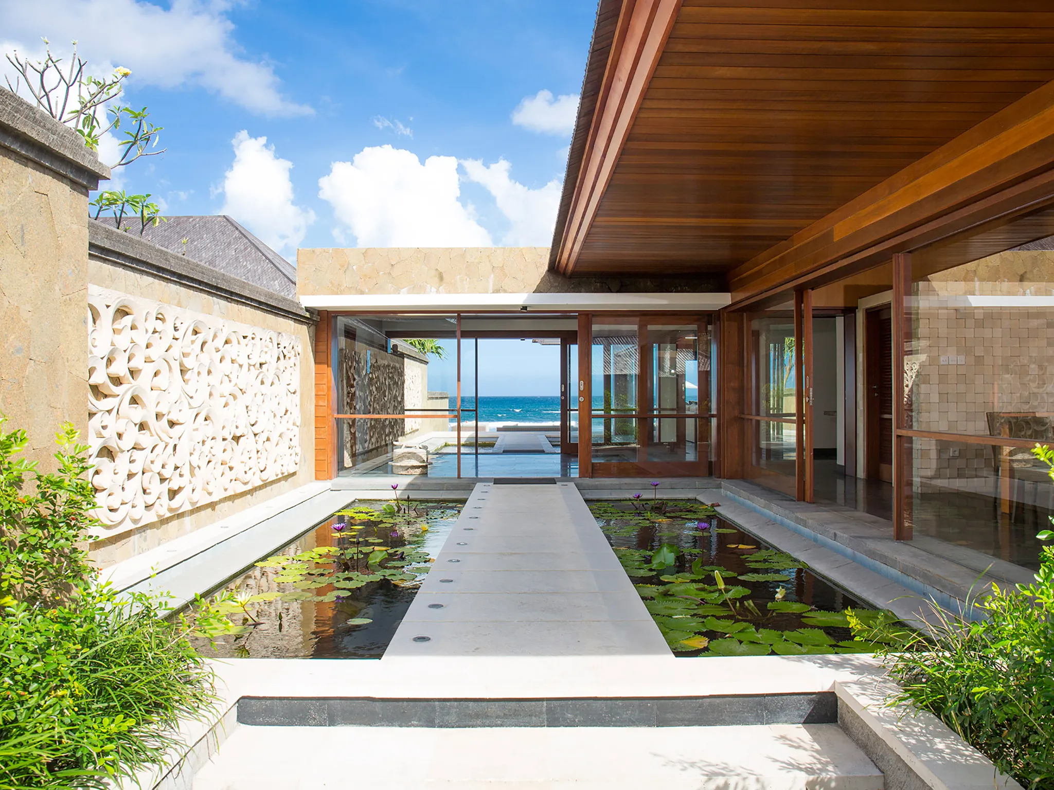 Villa Bayu Gita - Beachfront - Path across pond