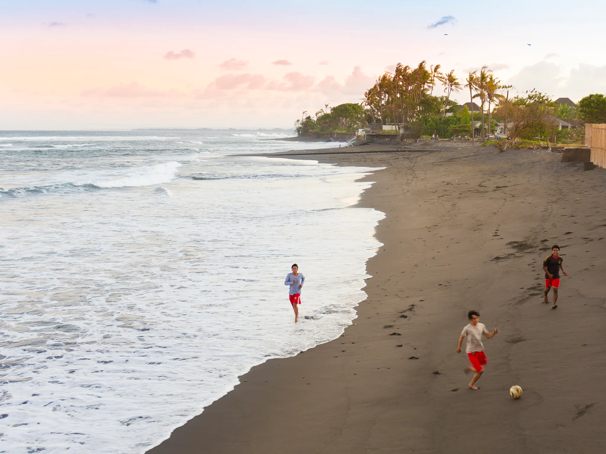 Villa Bayu Gita Beachfront - Local kids on beach