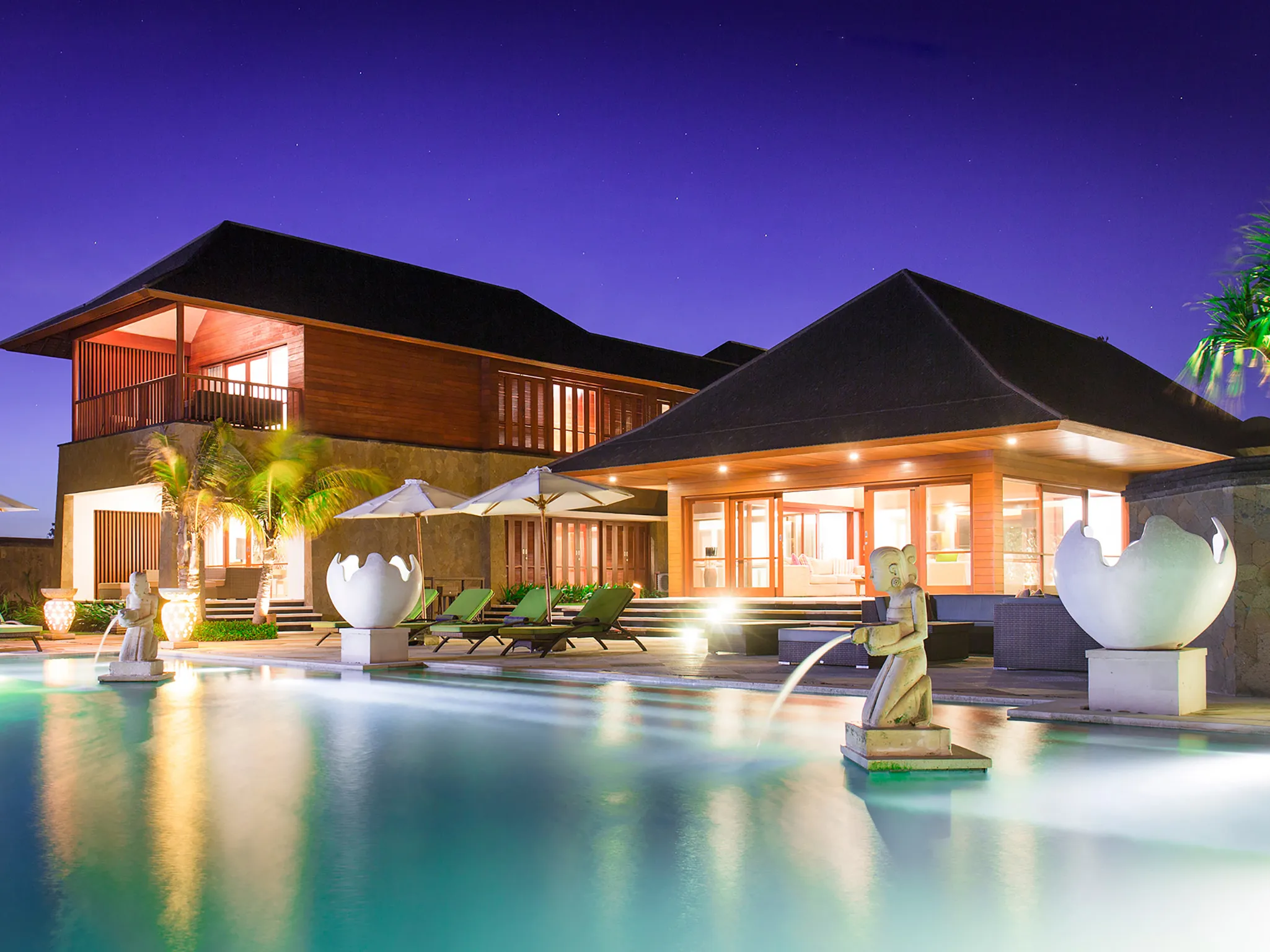 Villa Bayu Gita - Beachfront - Pool and villa at night
