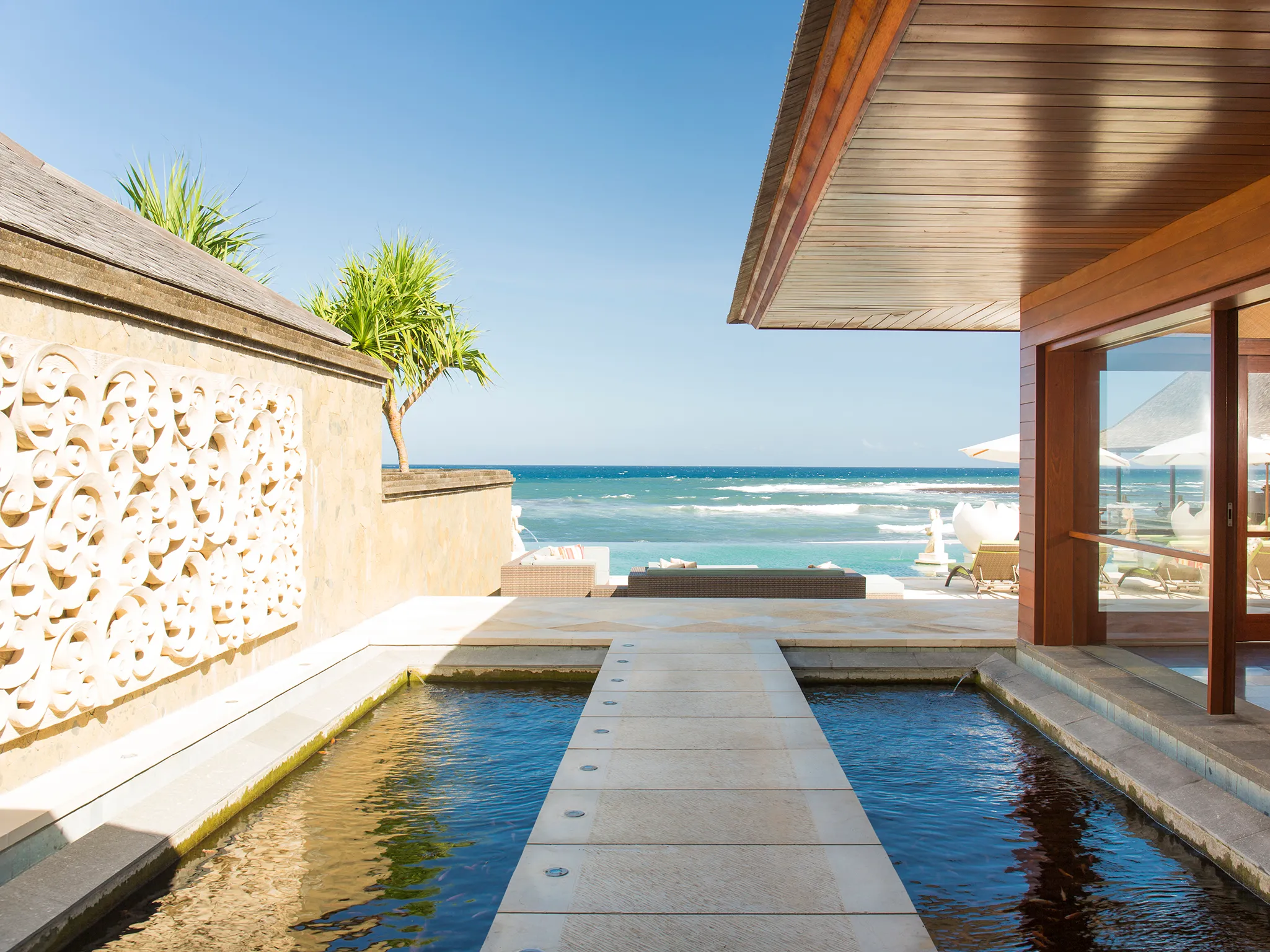 Villa Bayu Gita Beachfront - Pathway to deck