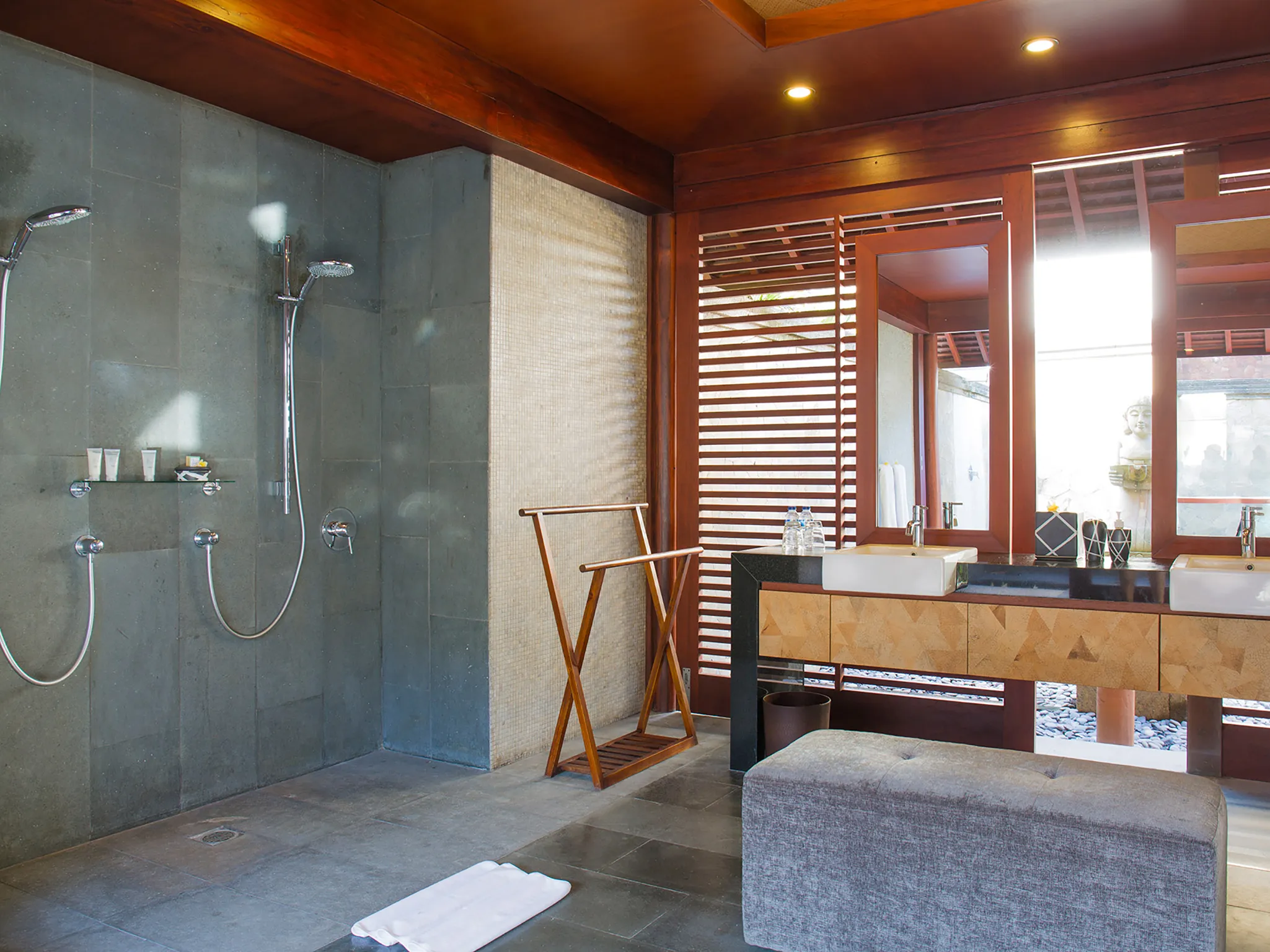 Villa Bayu Gita - Beachfront - Master suite one ensuite