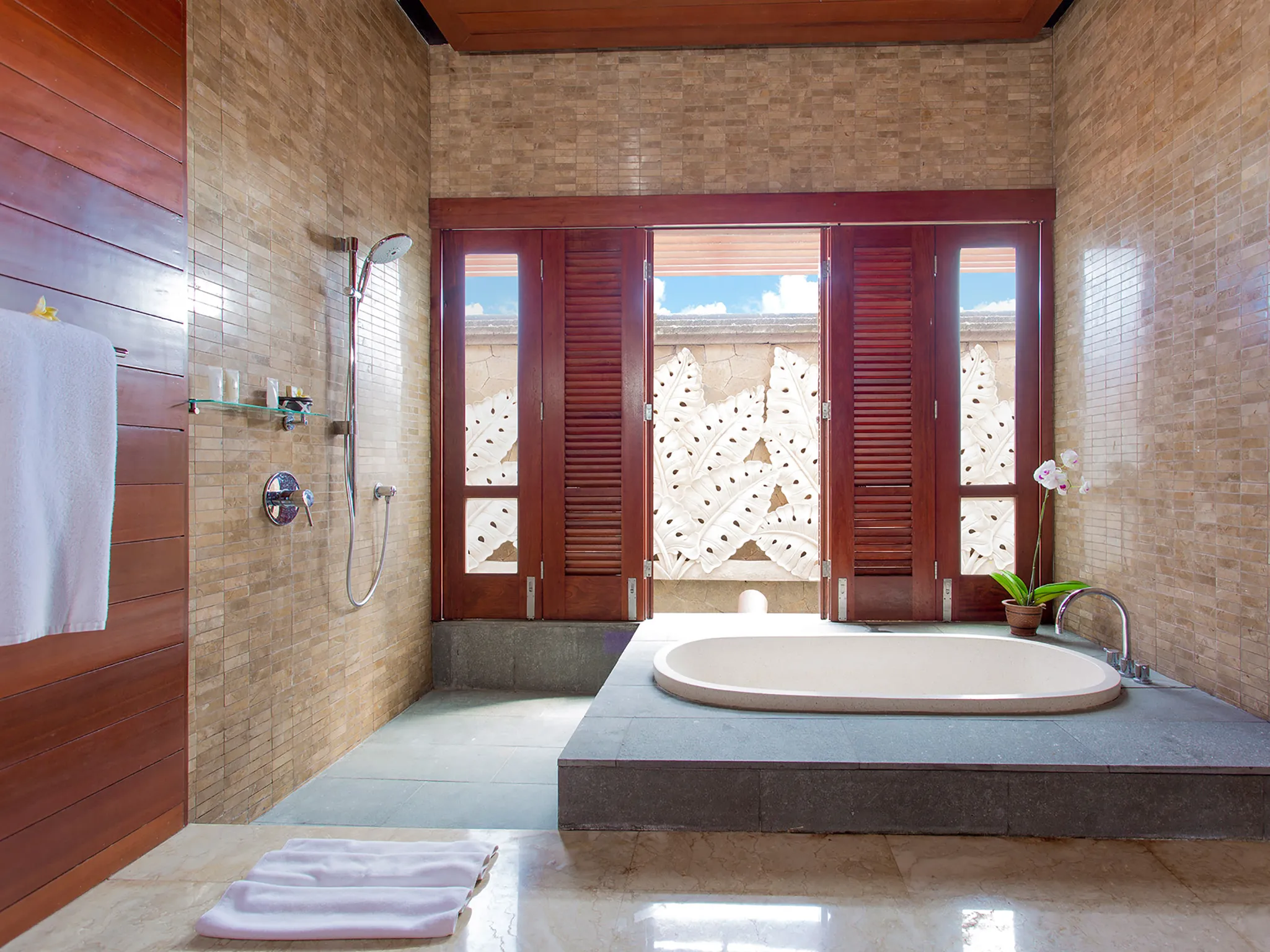 Villa Bayu Gita - Beachfront - Downstairs back bedroom ensuite