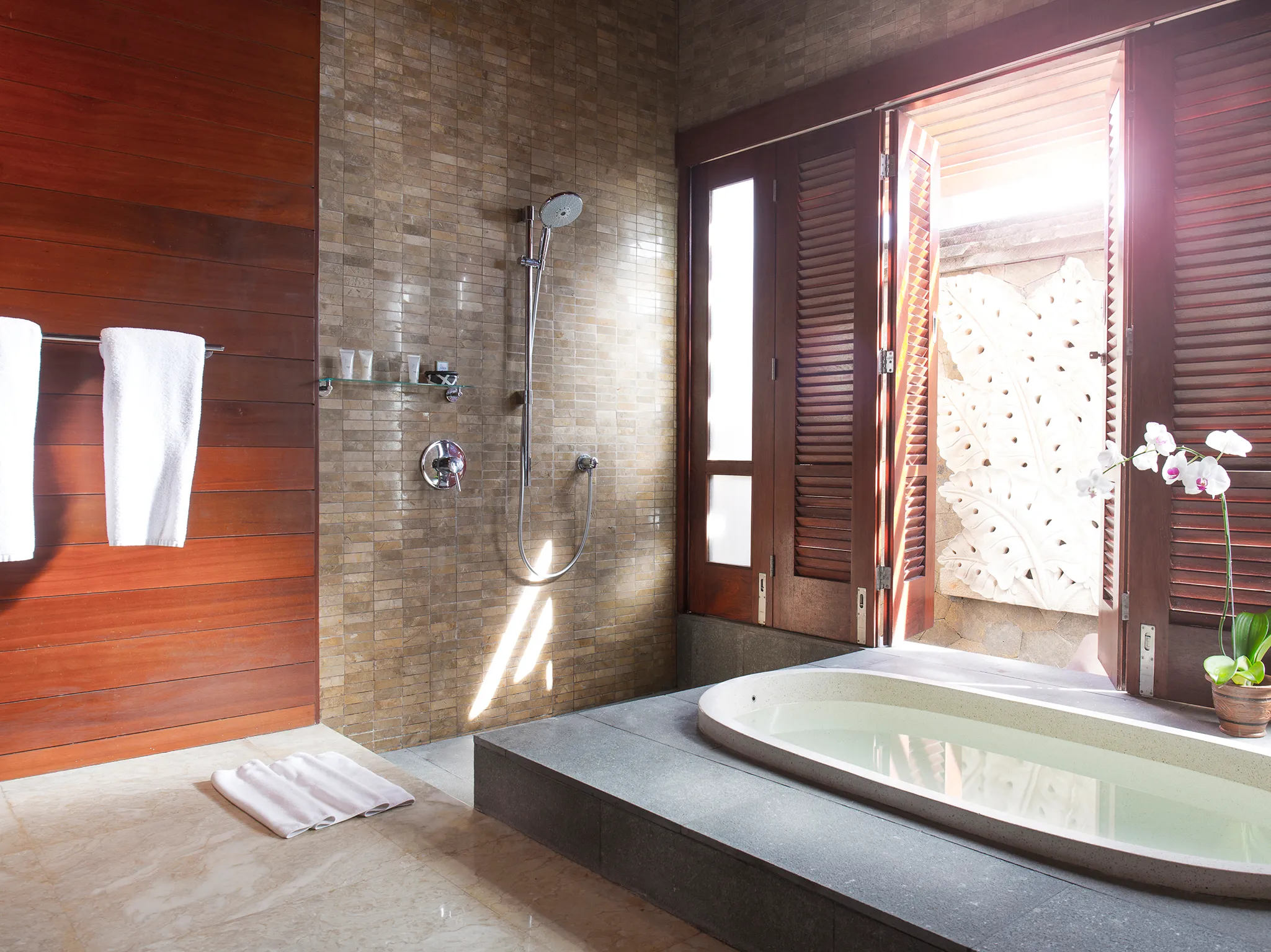Villa Bayu Gita Beachfront - Downstairs ensuite