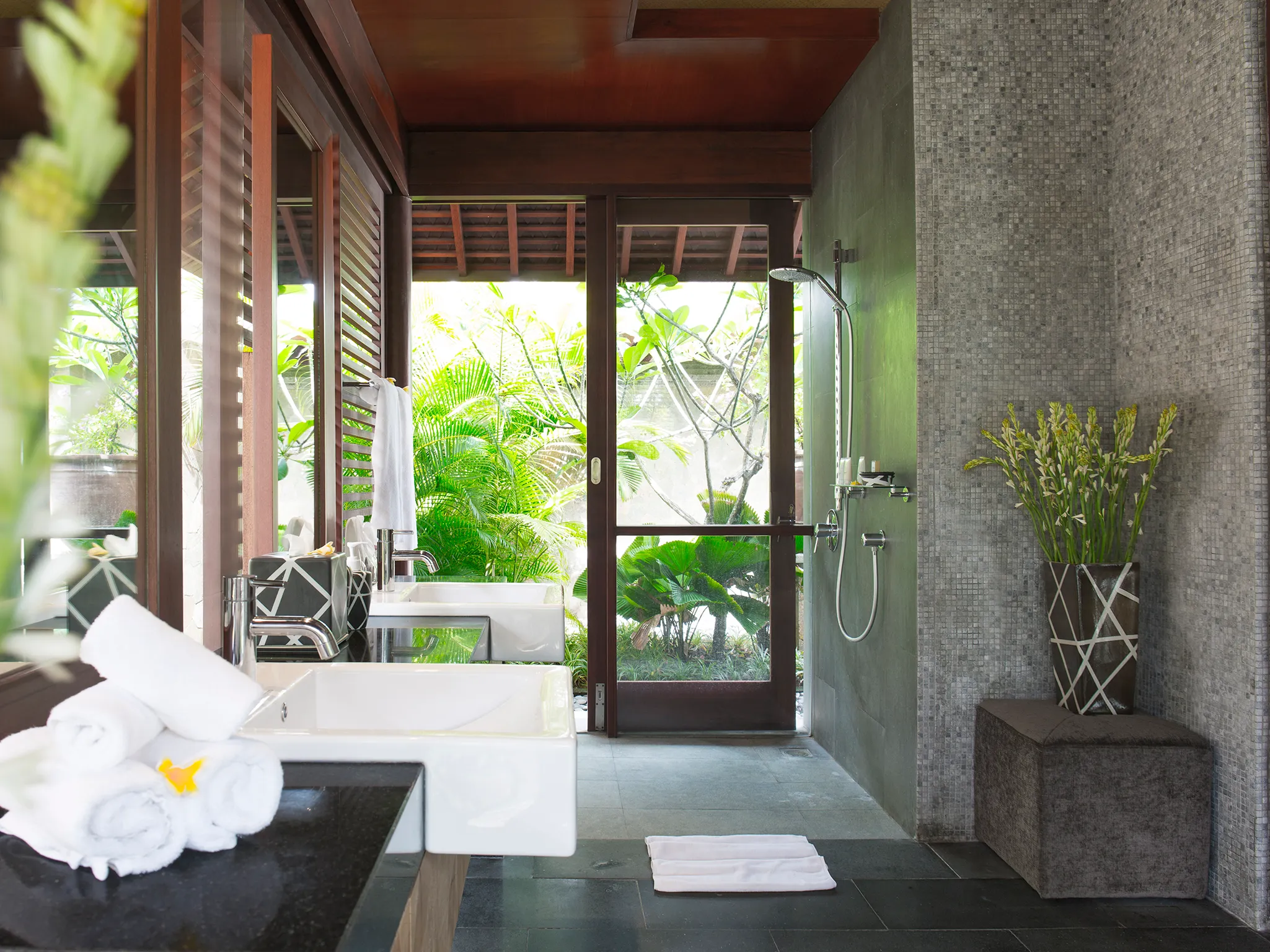 Villa Bayu Gita Beachfront - Master suite two ensuite