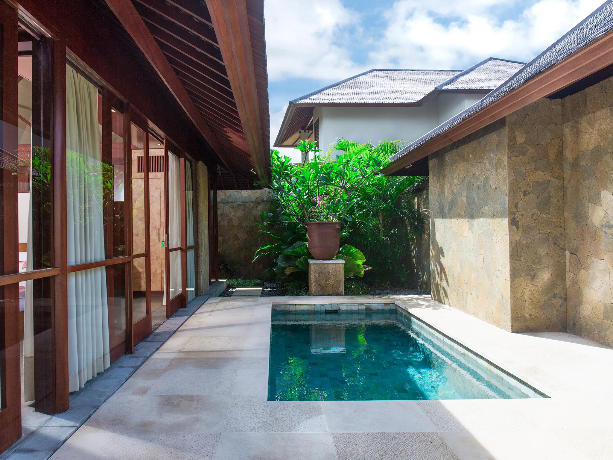 Villa Bayu Gita Beachfront - Master suite two plunge pool