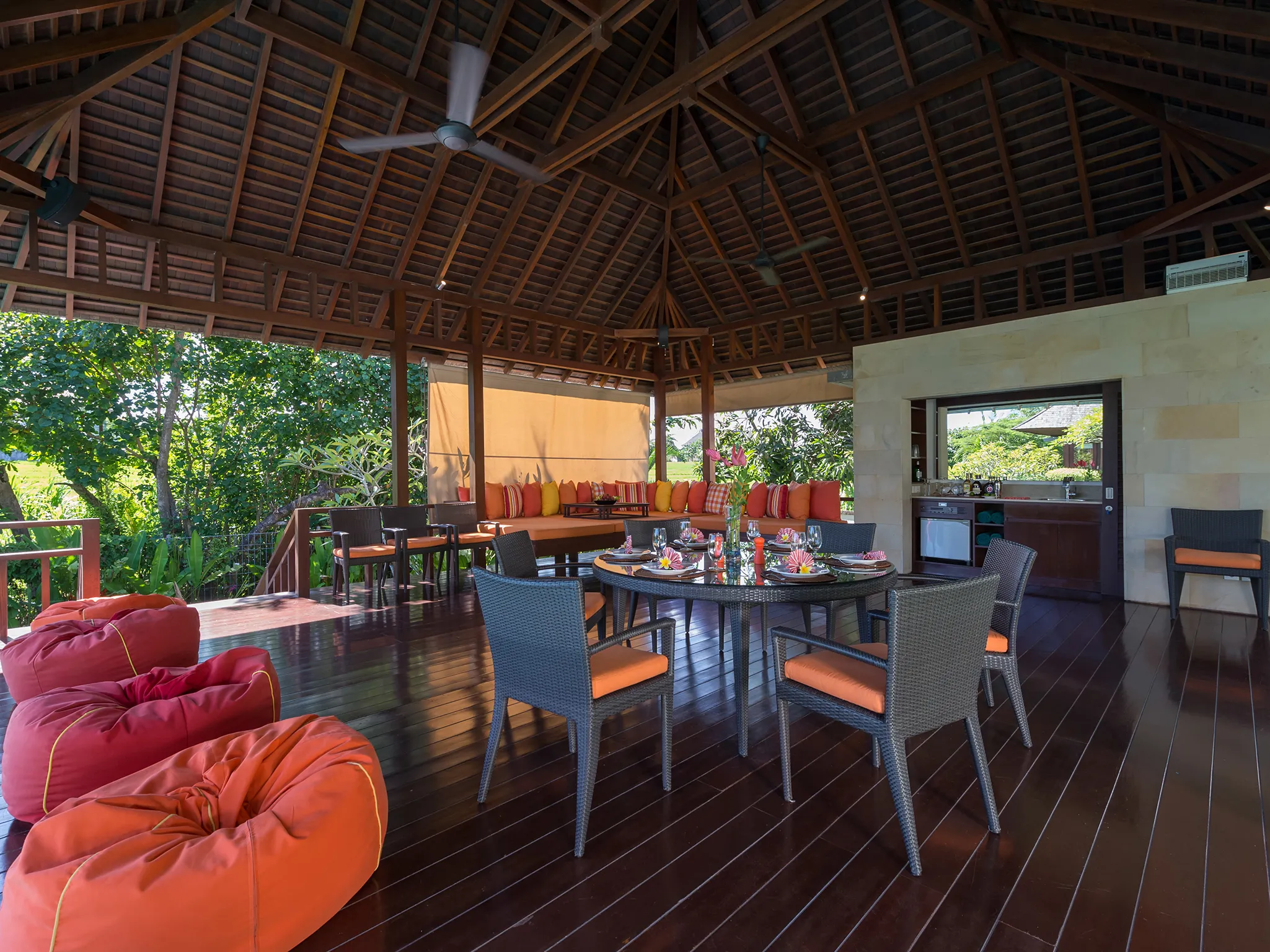 Bendega Nui - Open air dining area
