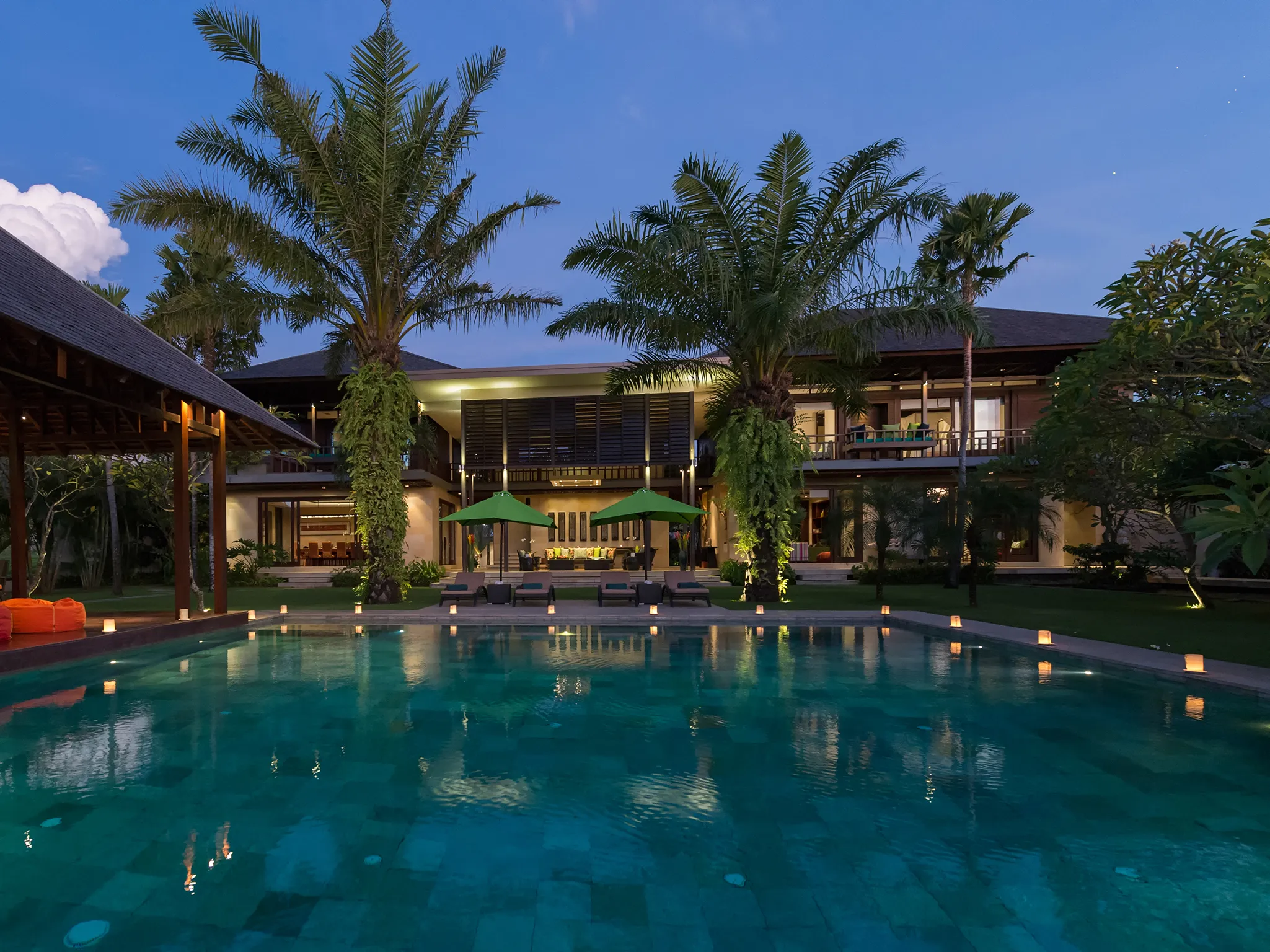 Bendega Nui - Pool and villa at night