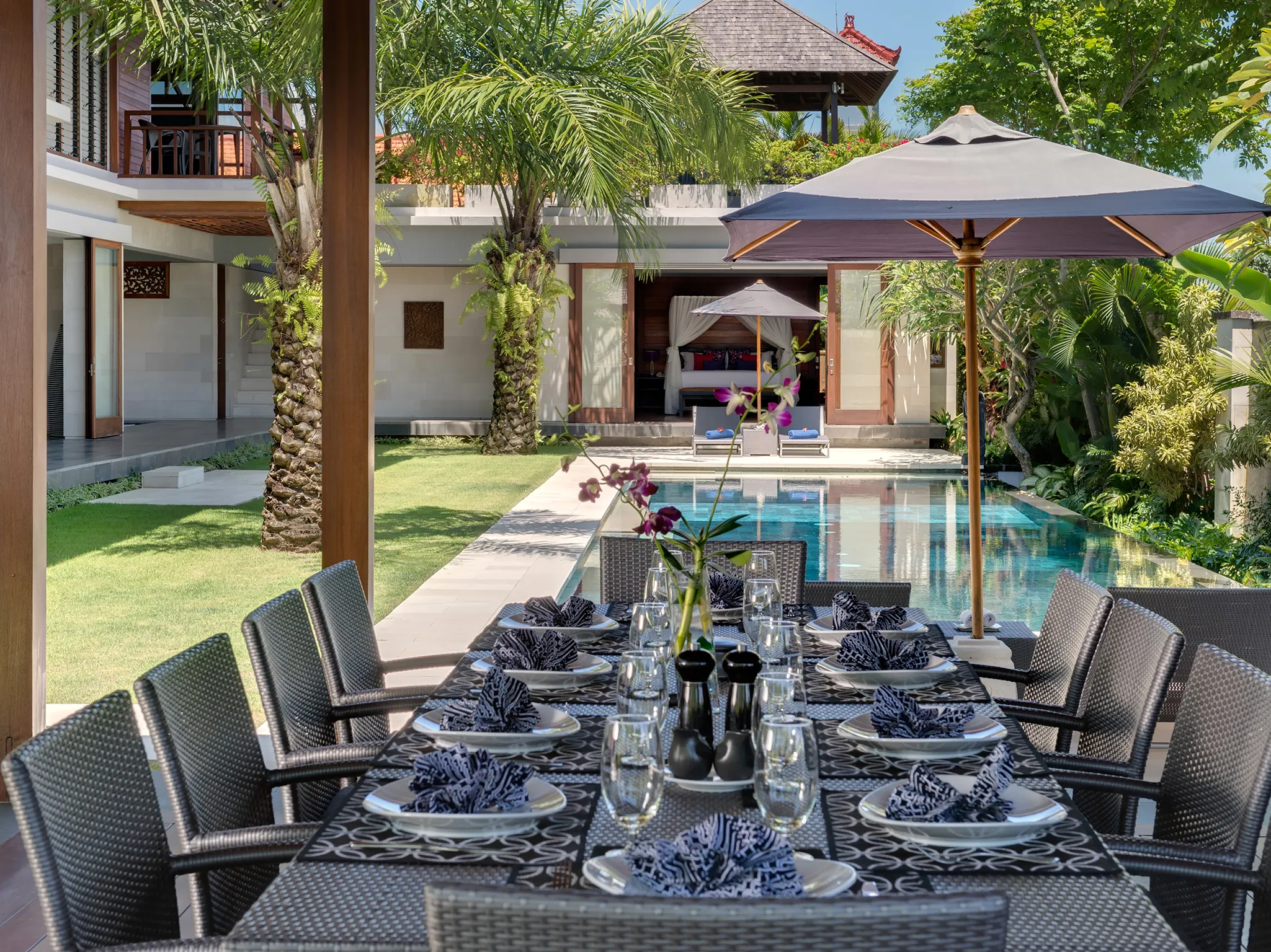 Bendega Rato - Dining table setting with master bedroom in the background