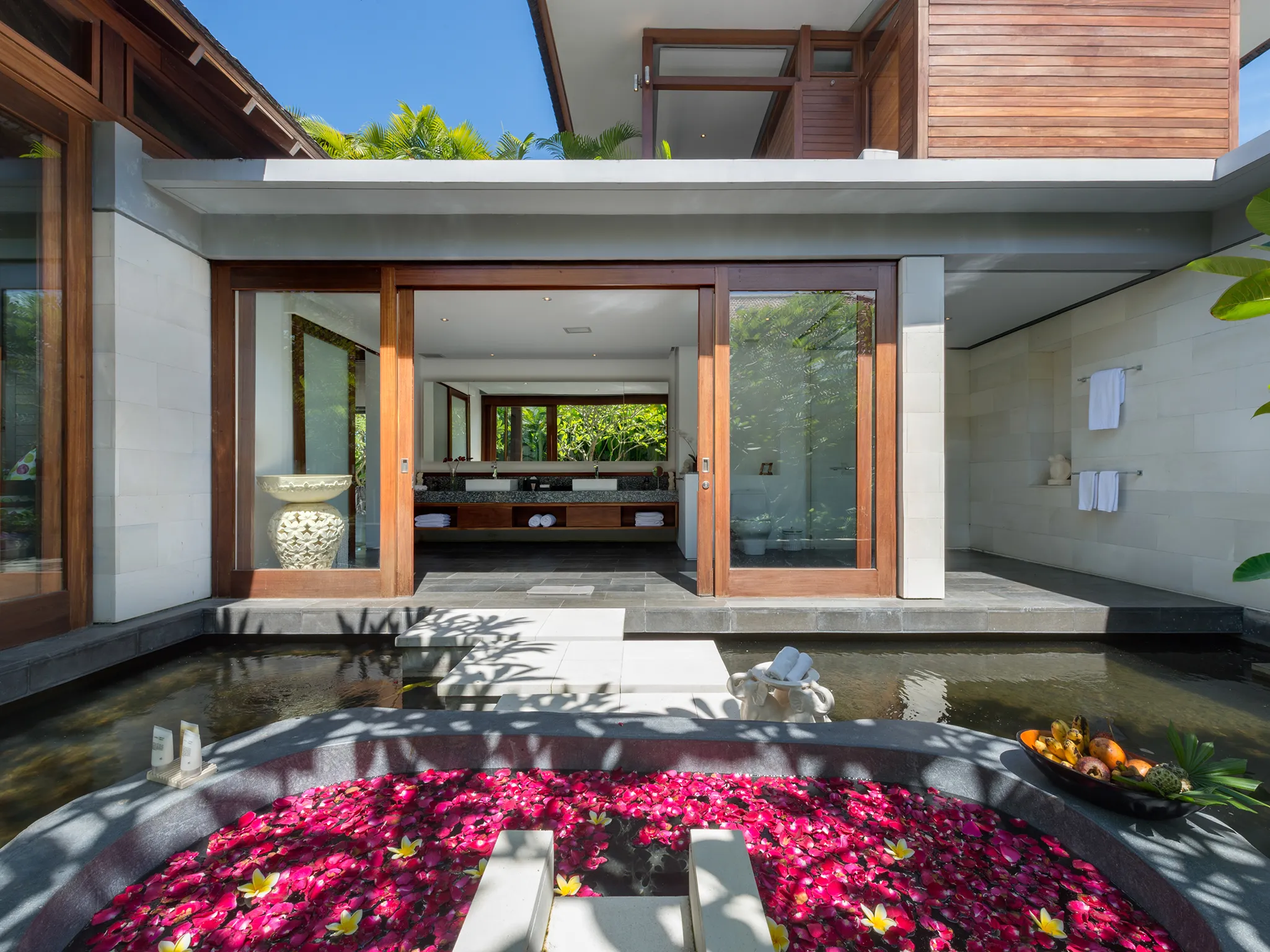 Bendega Rato - Master bedroom flower bath