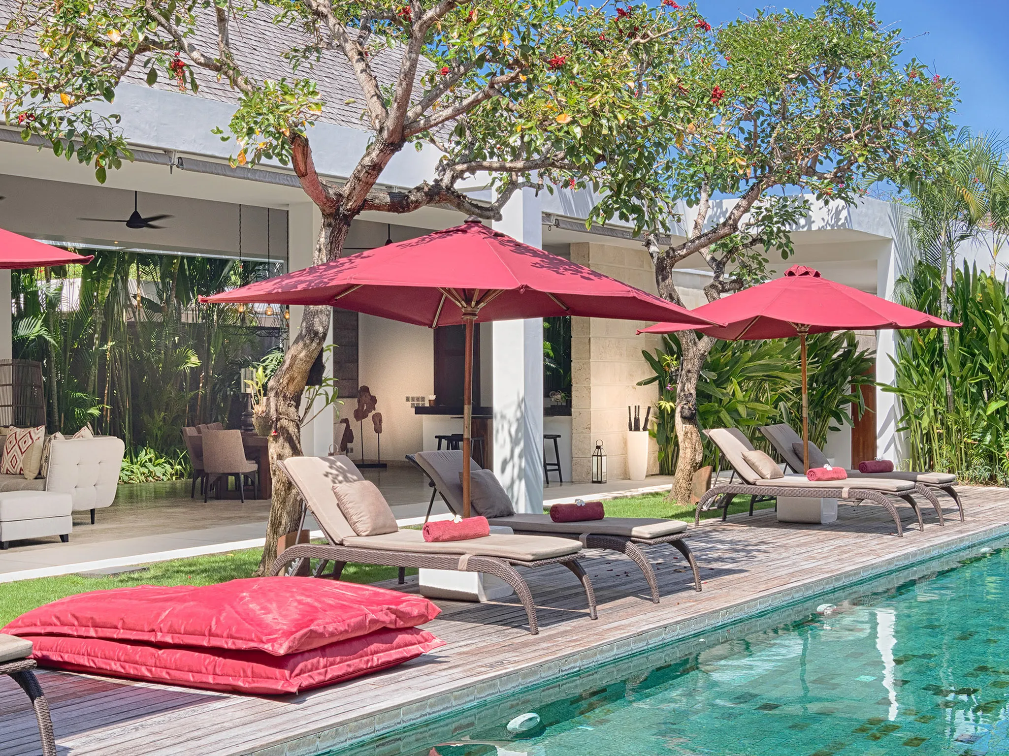 Casa Brio - Loungers by the pool