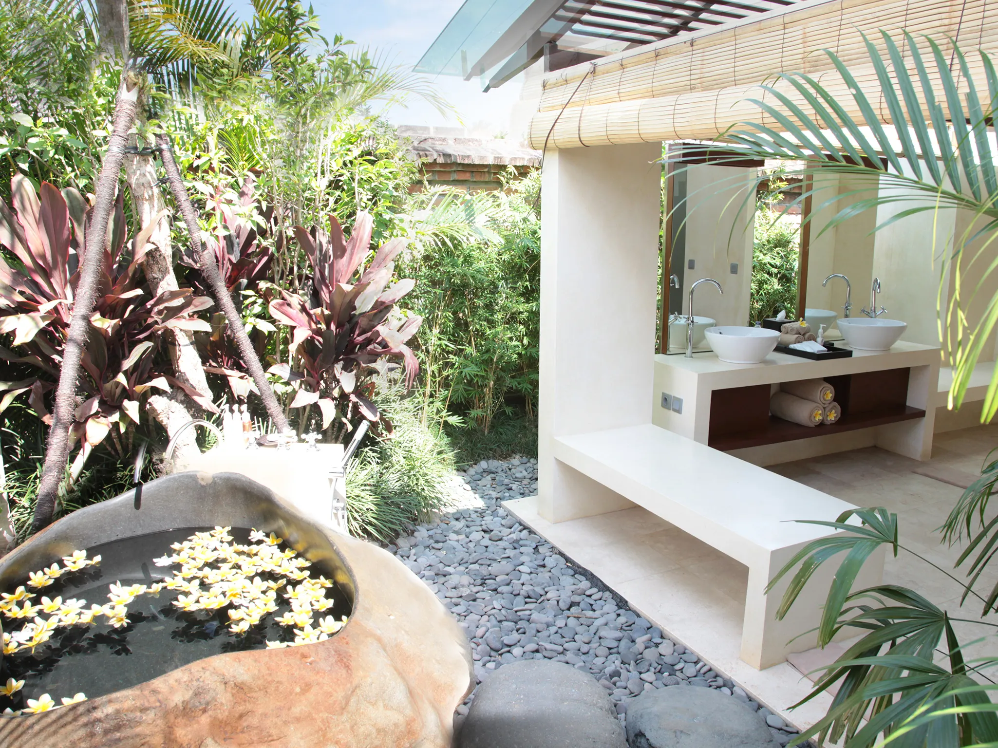 13. Villa Amy - Twin room bathtub