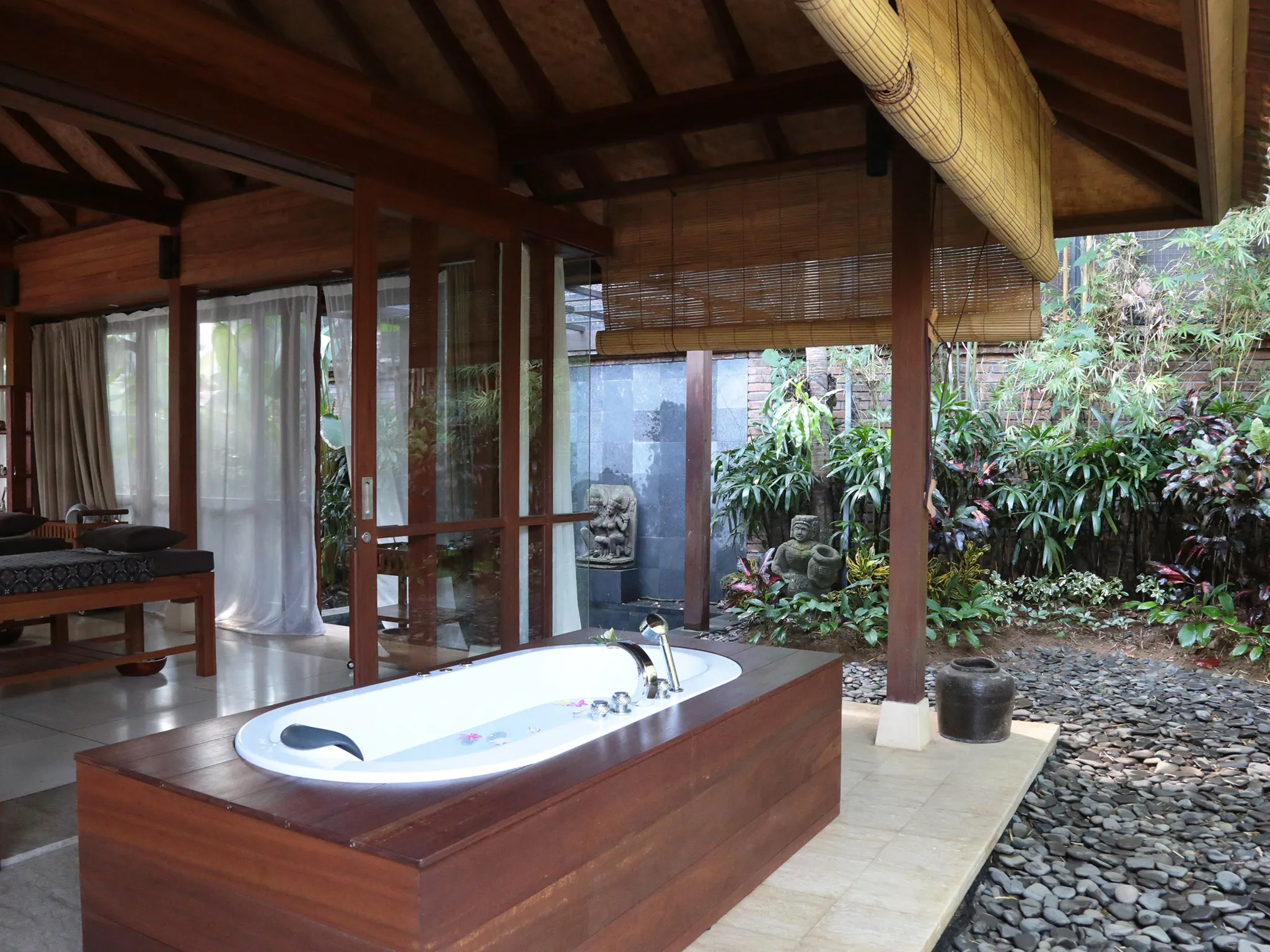 Dea Villas - Spa room bathtub