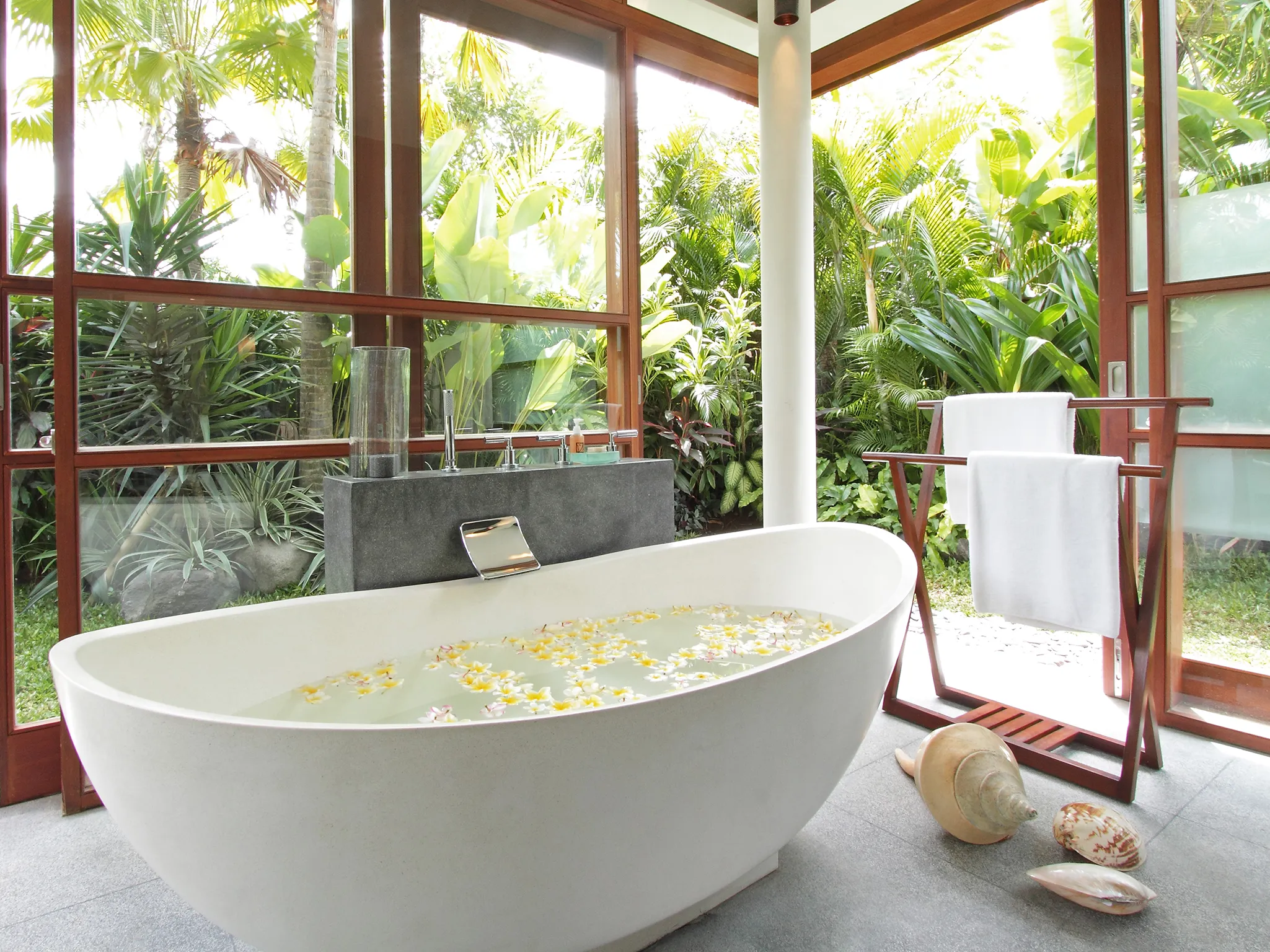 20. Villa Sarasvati - Guest bathroom