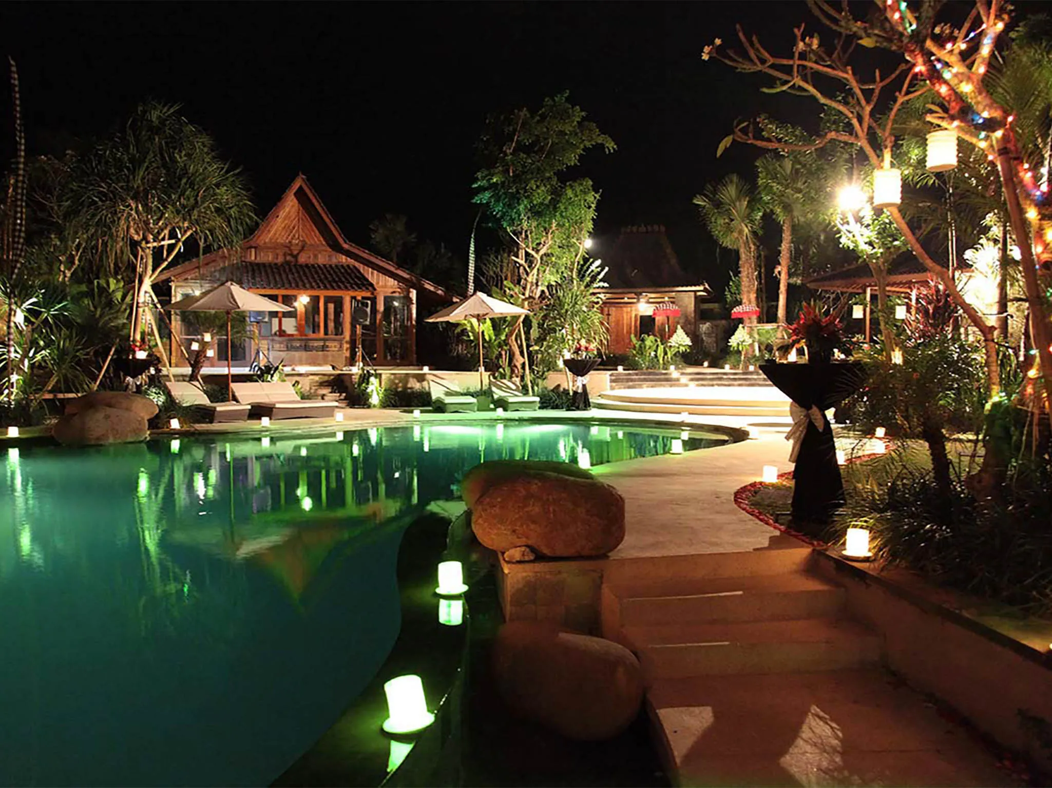 Villa Sati - Pool and garden