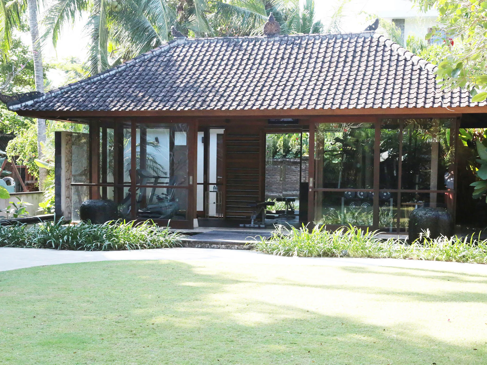 Dea Villas - Gym and lawn
