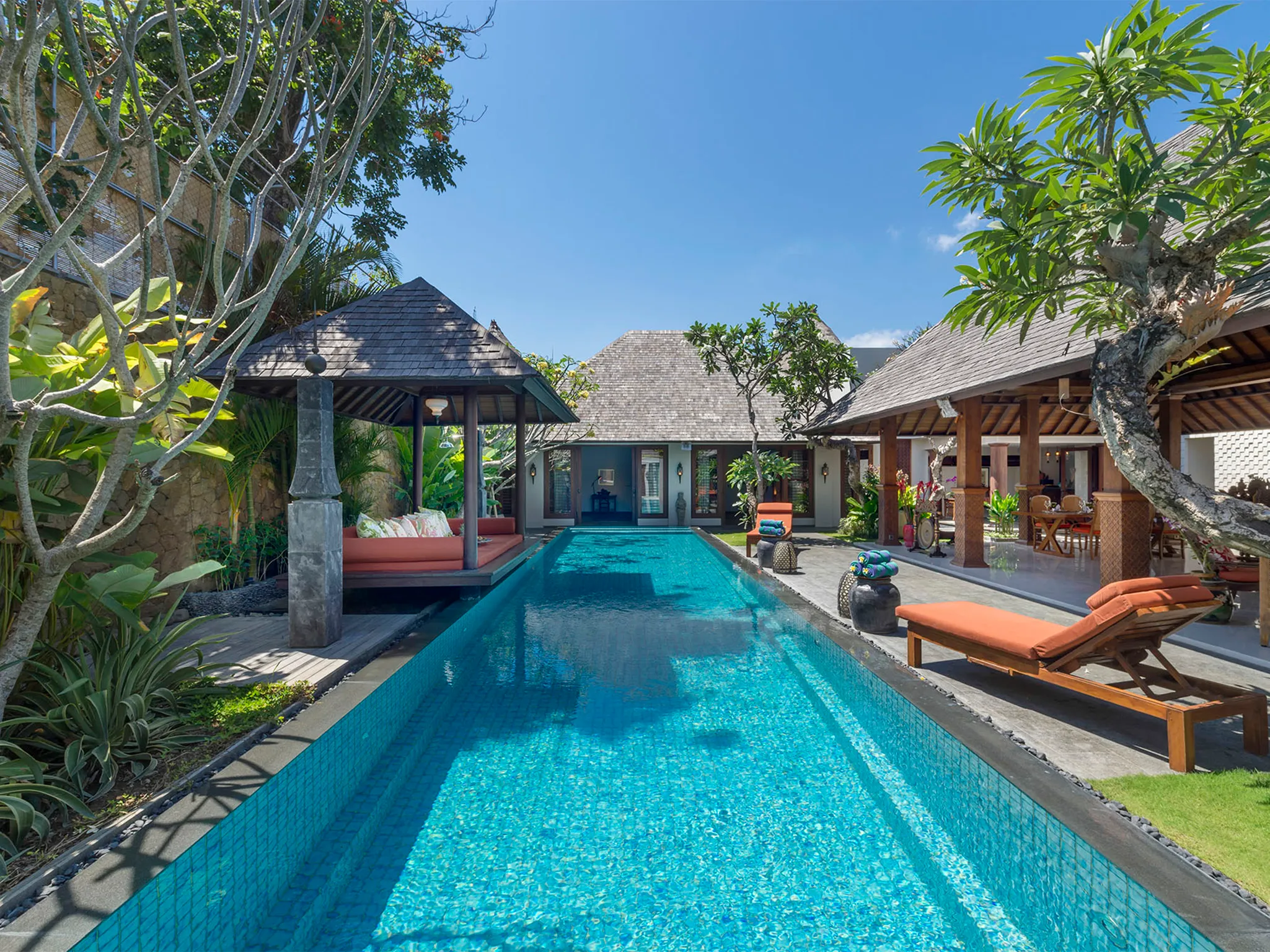 Des Indes II - From the pool edge