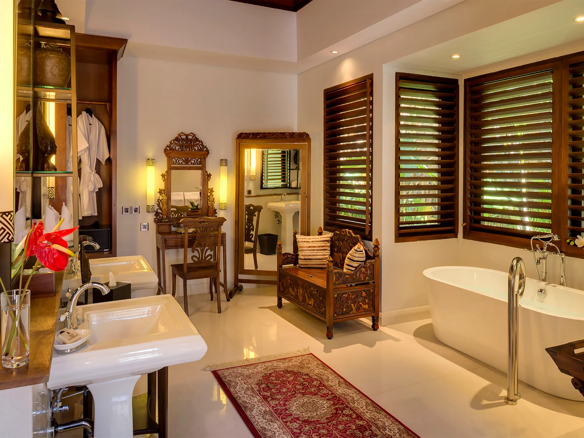 Des Indes II - Master bedroom bathroom