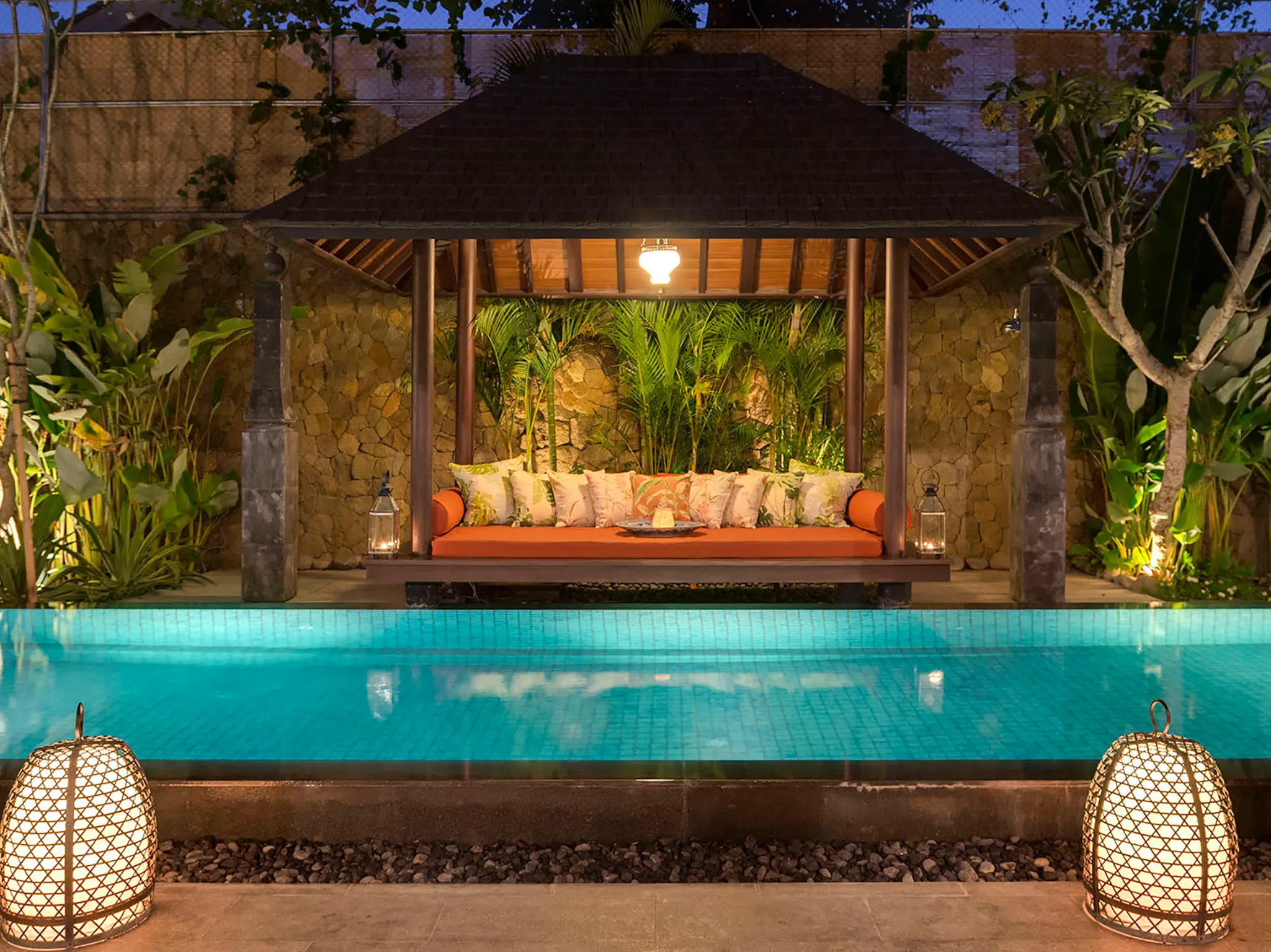 Des Indes II - Bale and swimming pool at night