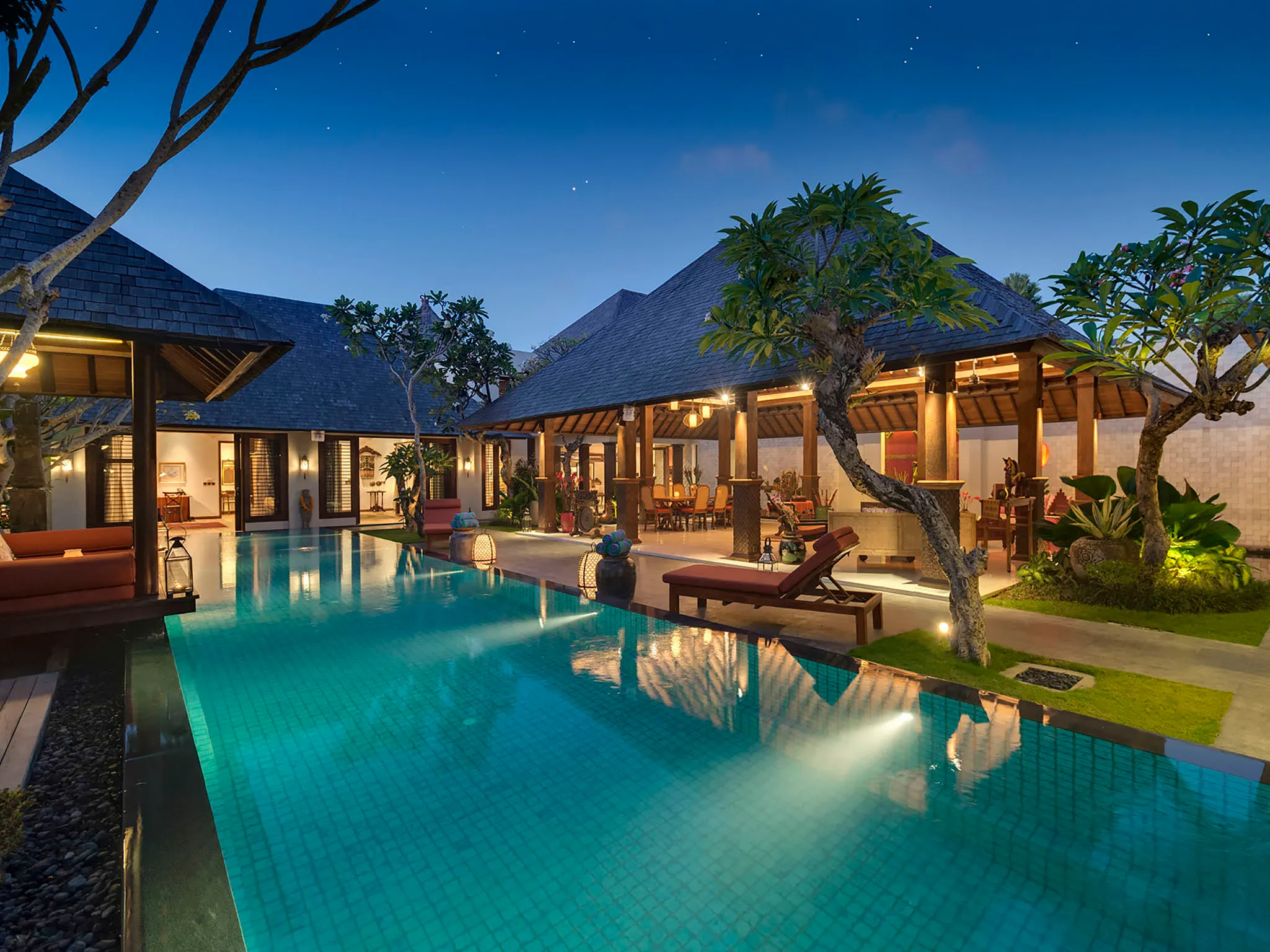 Des Indes II - Villa at dusk