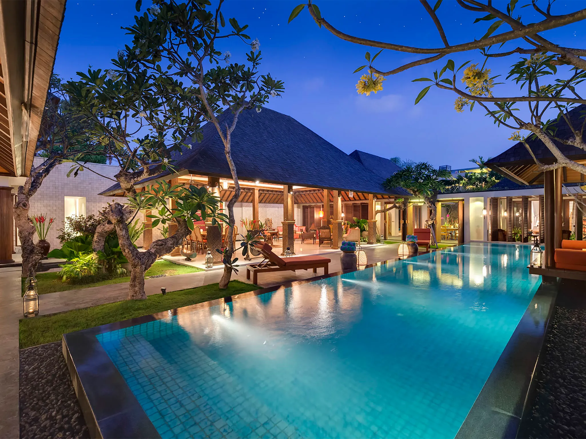 Des Indes II - Villa at night