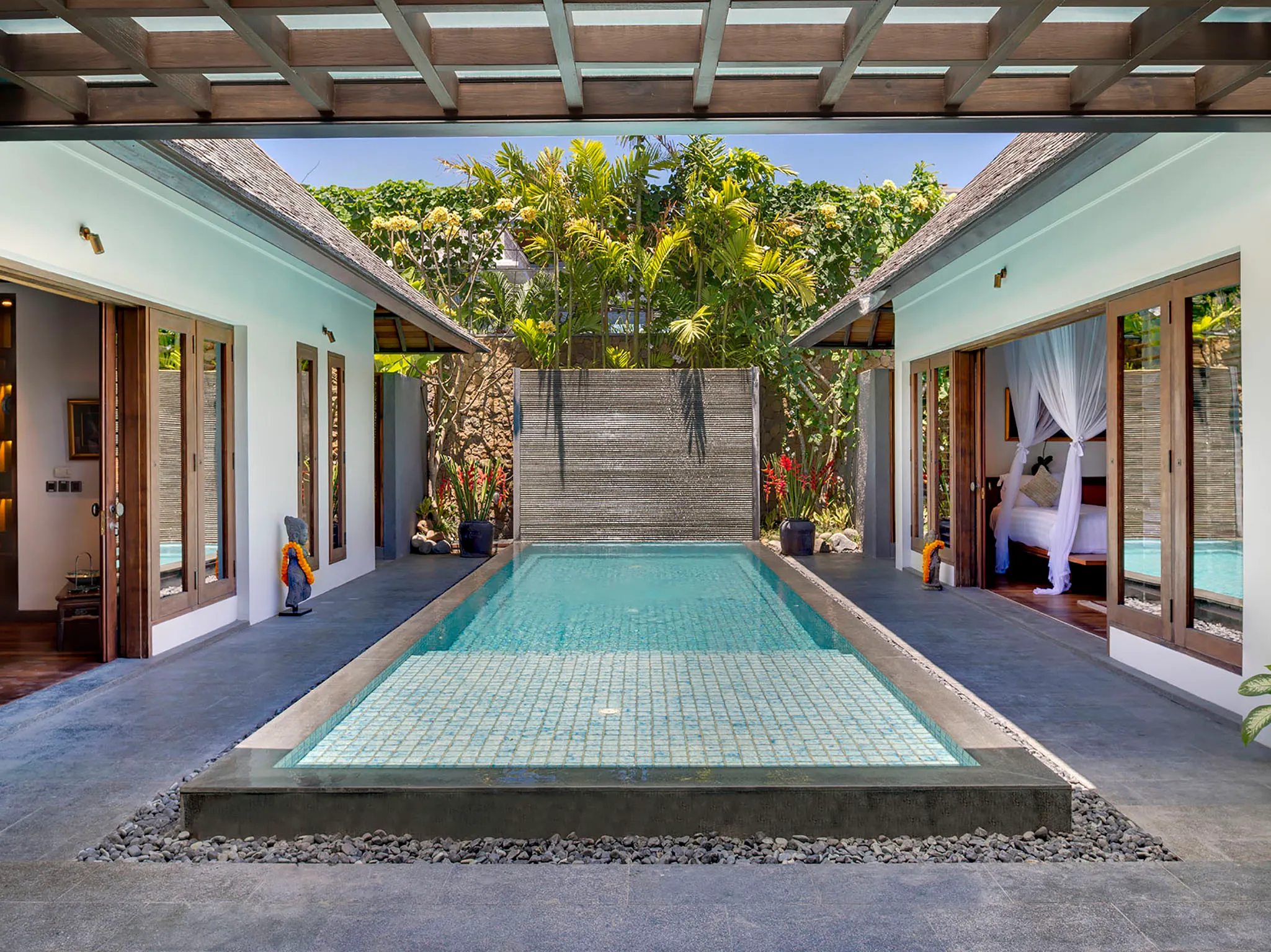 Des Indes II - Bedrooms poolside