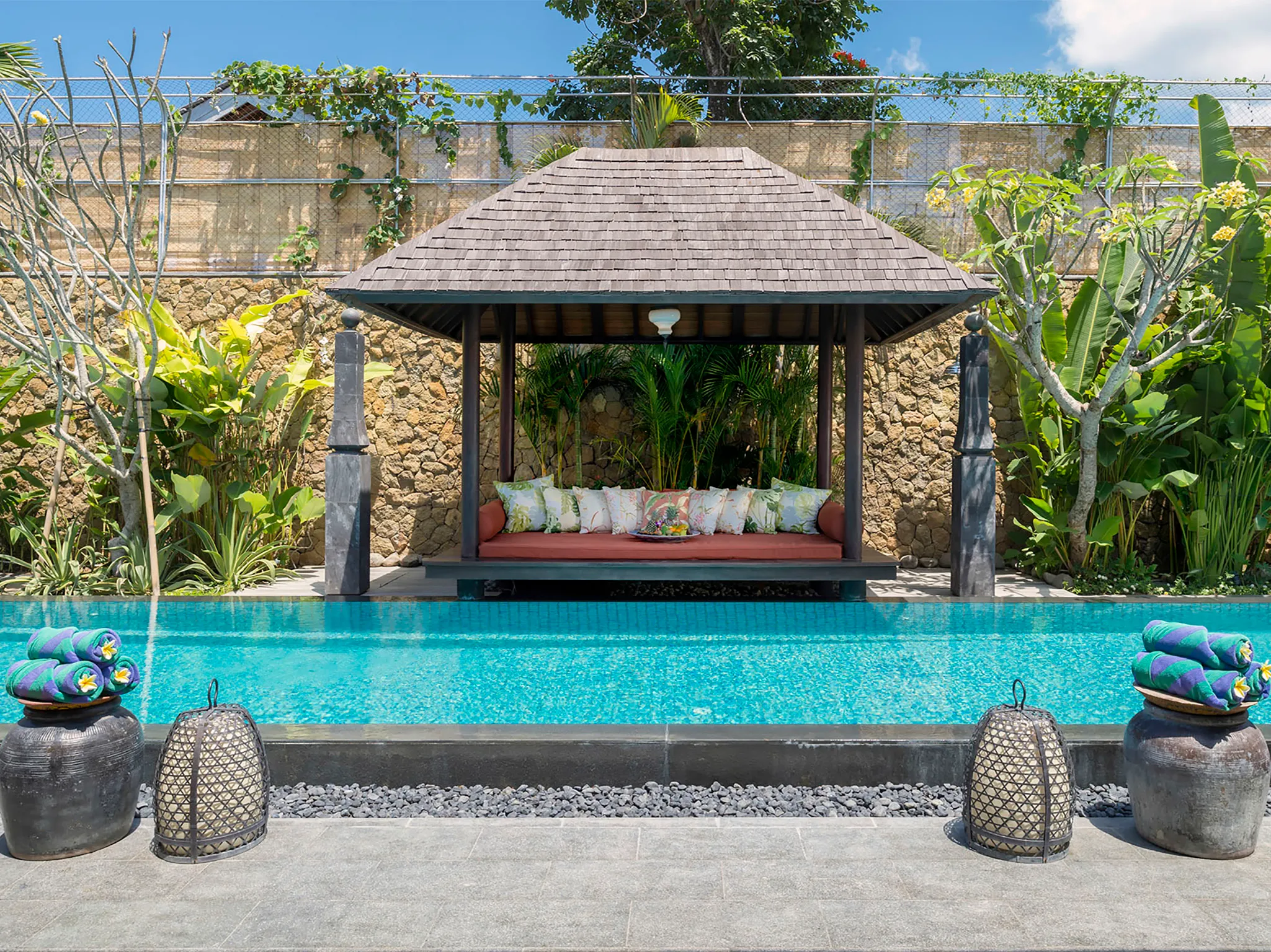 Des Indes II - Poolside bale