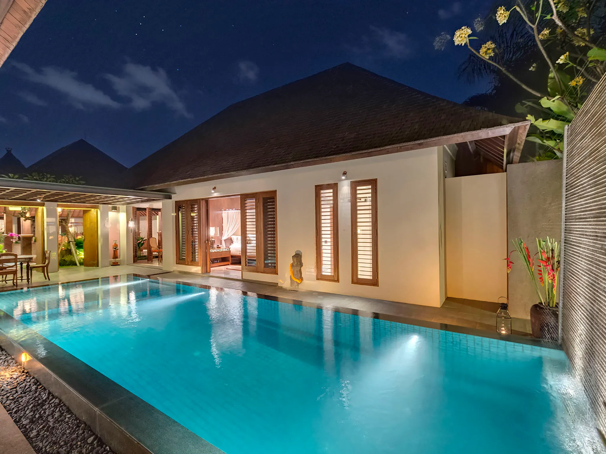 Des Indes II - Pool lights at night