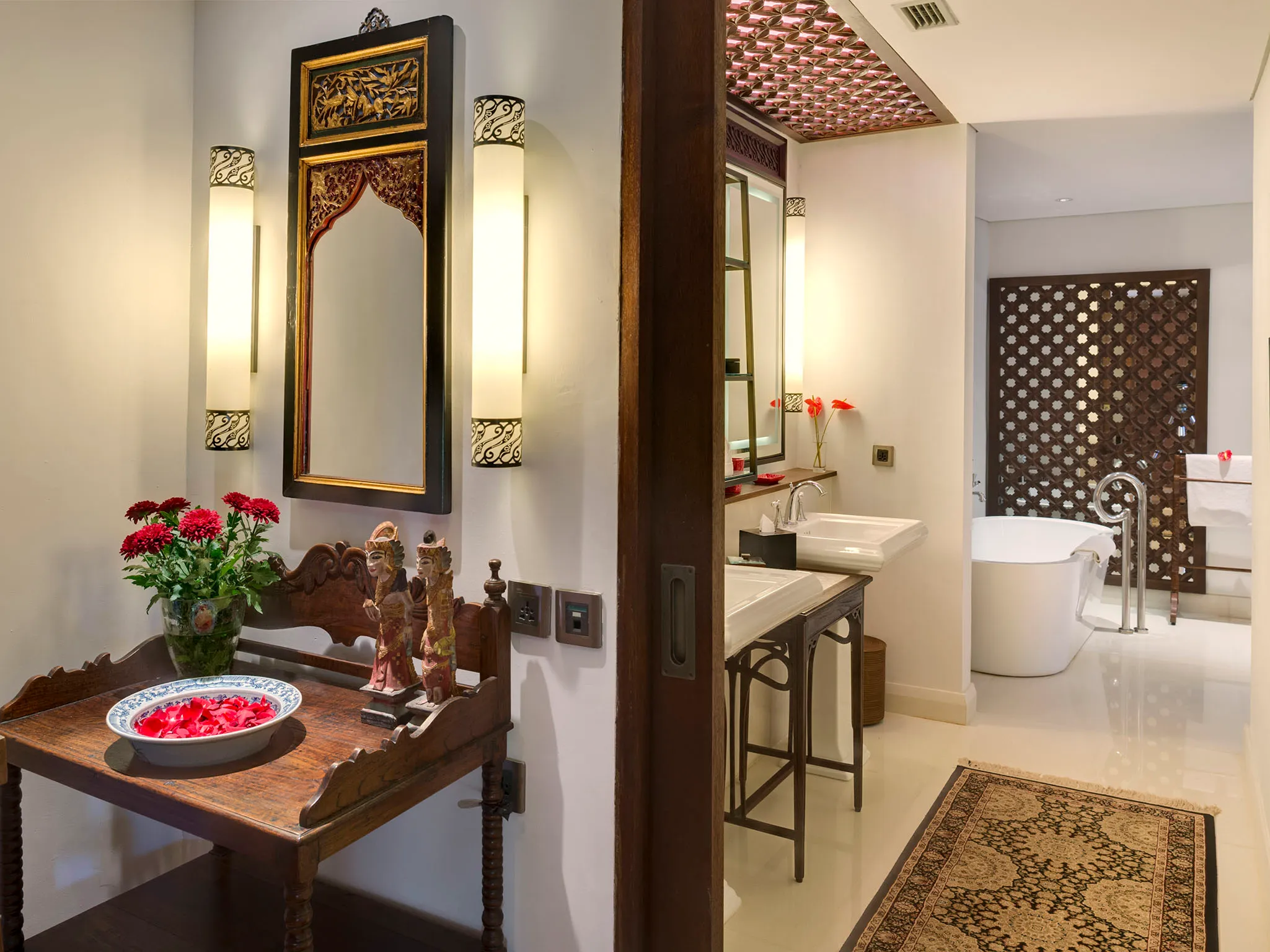 Des Indes II - Guest bedroom bathroom entrance