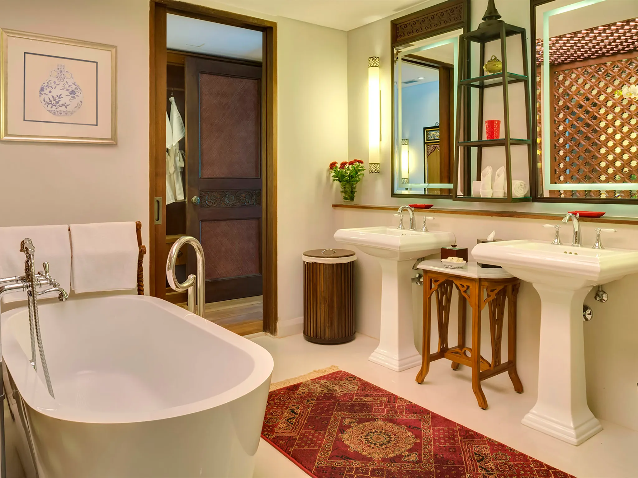 Des Indes II - Guest bedroom bathroom features