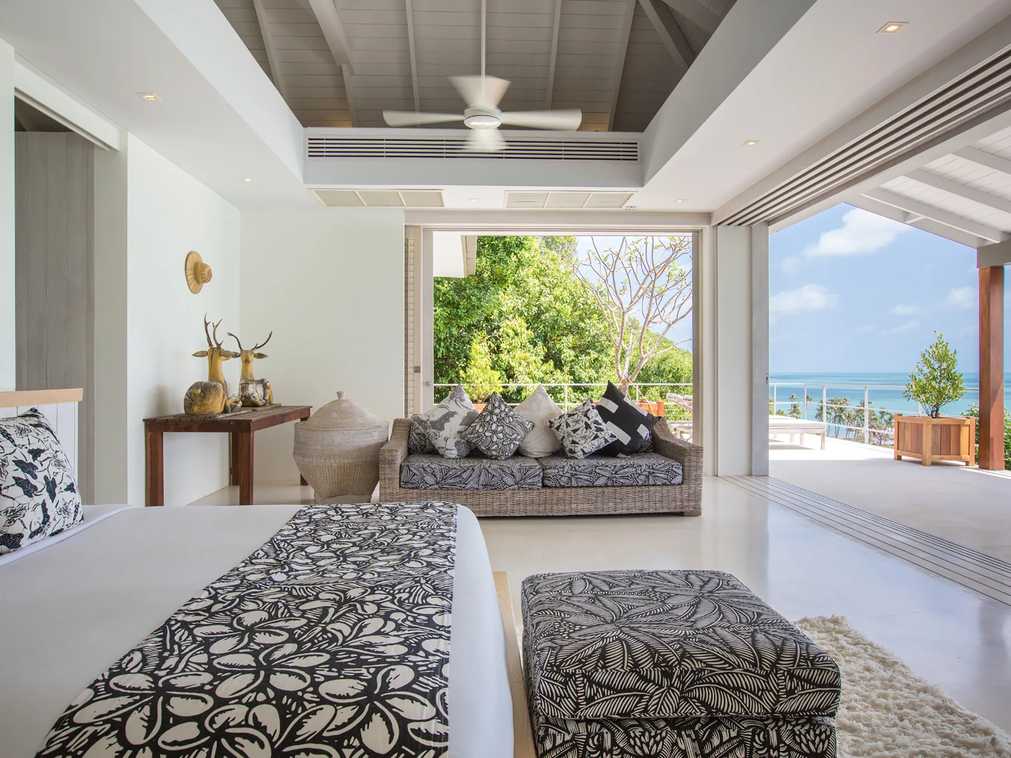 Element of 8 - Master bedroom with stunning view