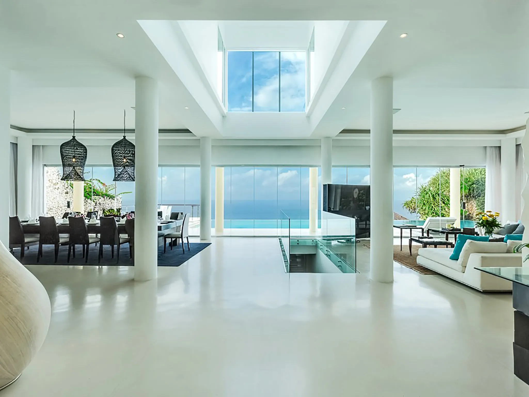 Grand Cliff Front Residence - Living room heart