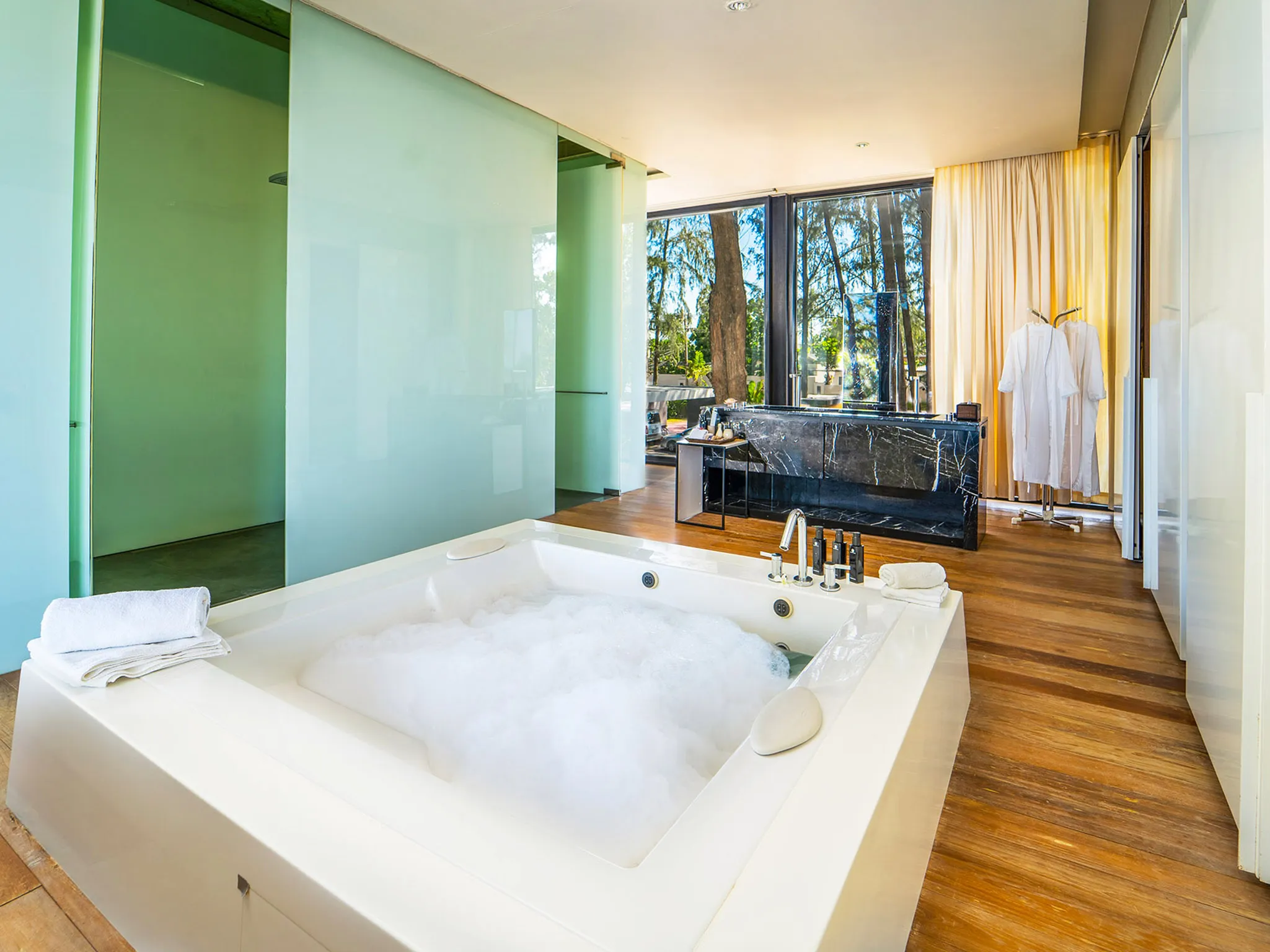 Grand Villa Noi - Ensuite bathroom, master suite A