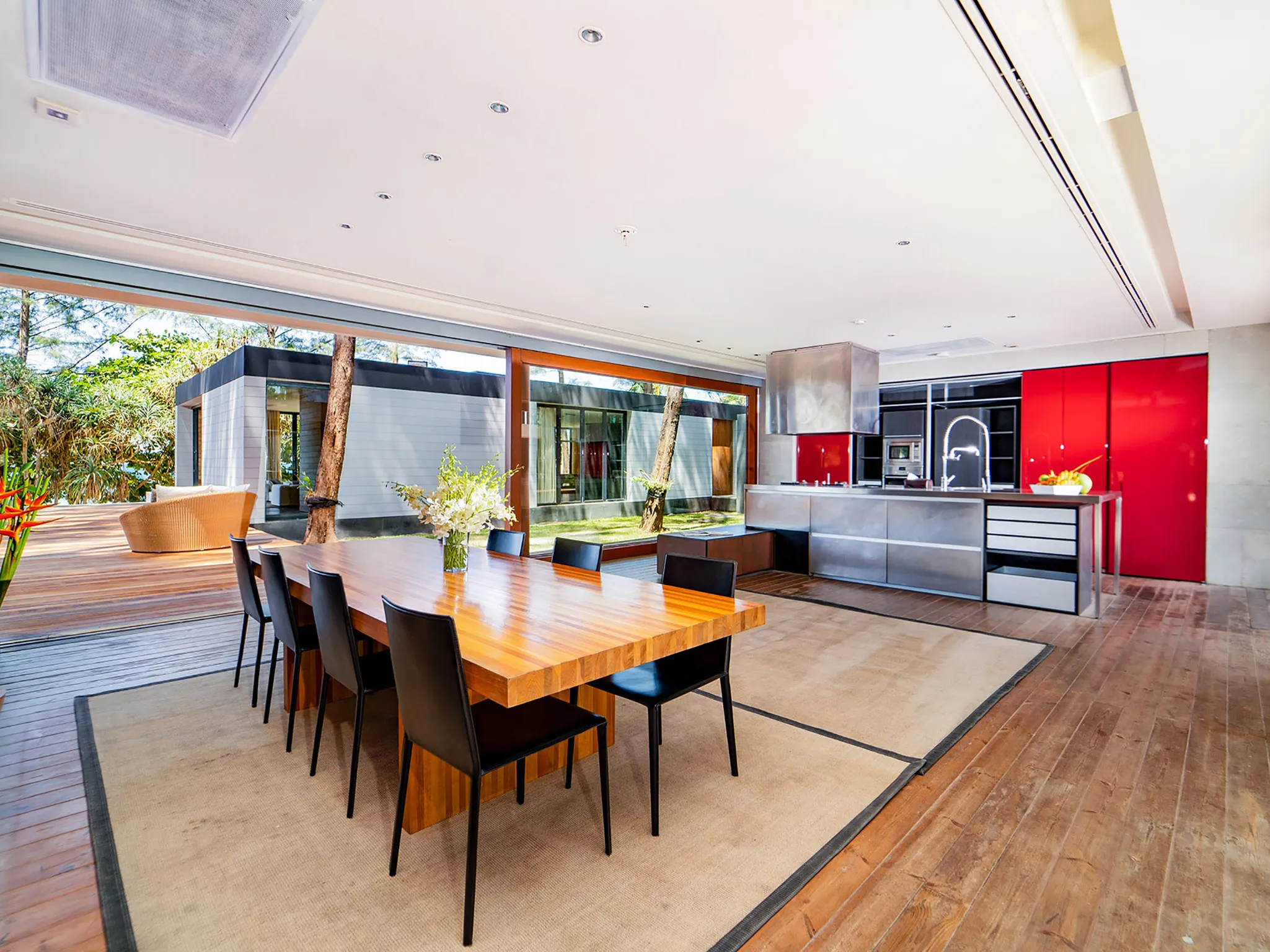 Grand Villa Noi - Kitchen and dining area setting