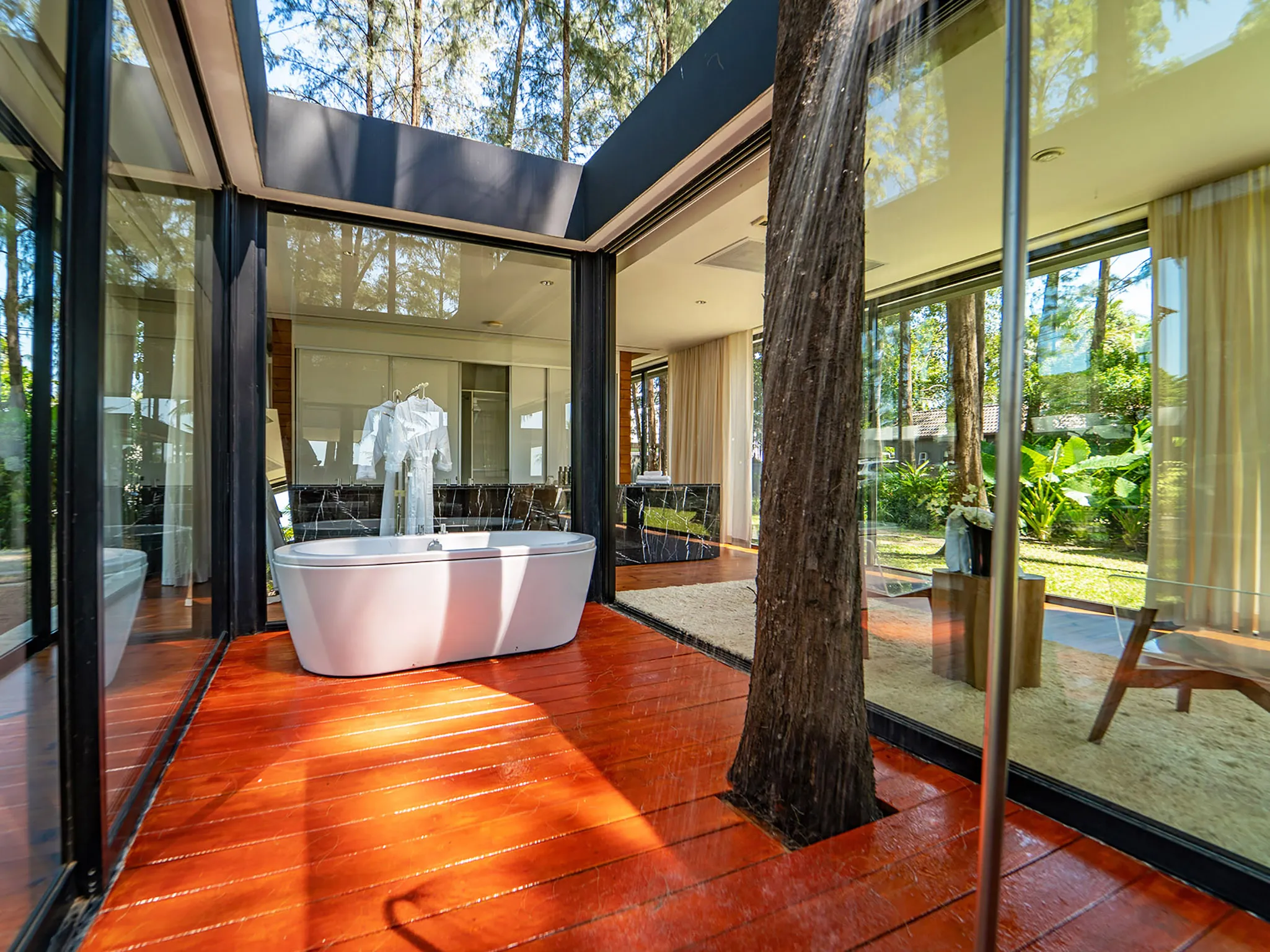Grand Villa Noi - Ensuite bathtub, master suite D