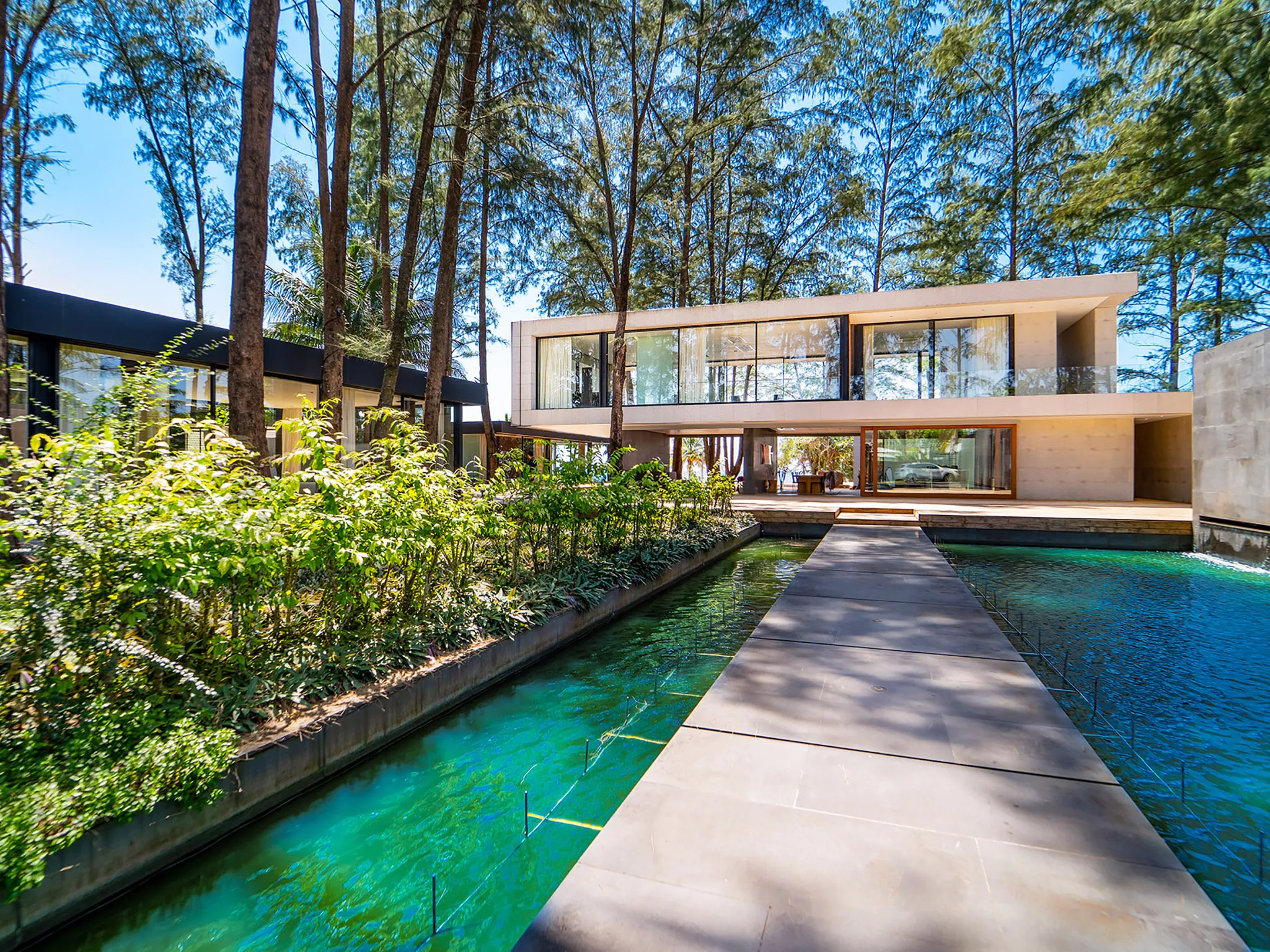 Grand Villa Noi - Modern villa facade