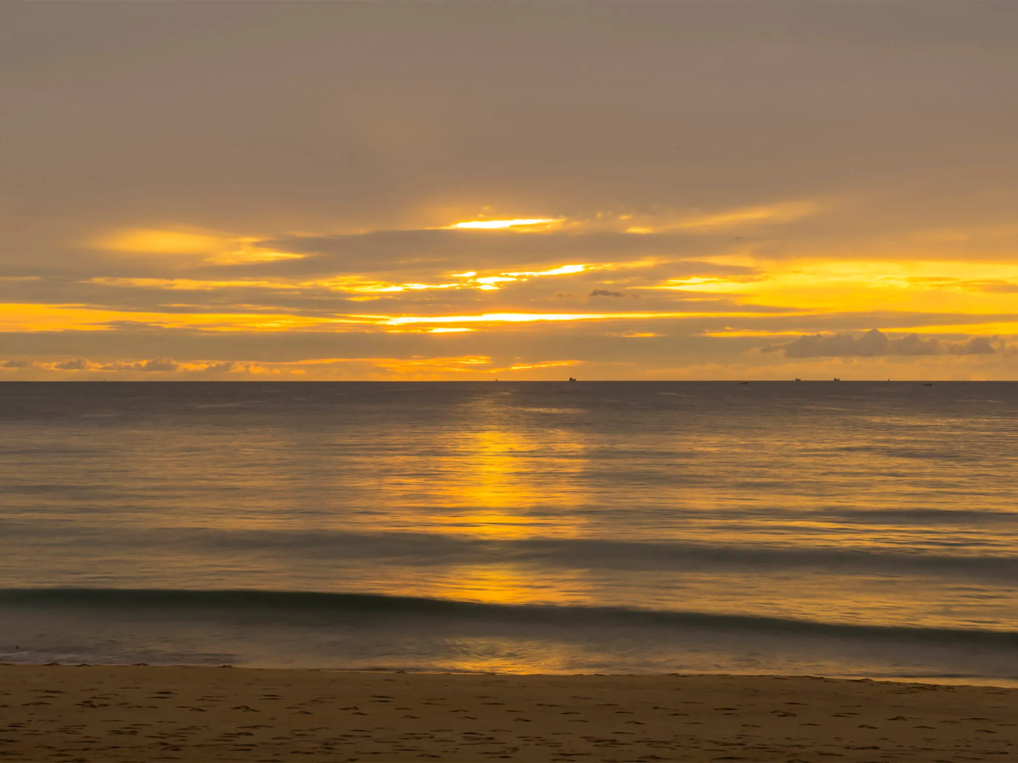 Infinity Blue Phuket - Beach view at dusk