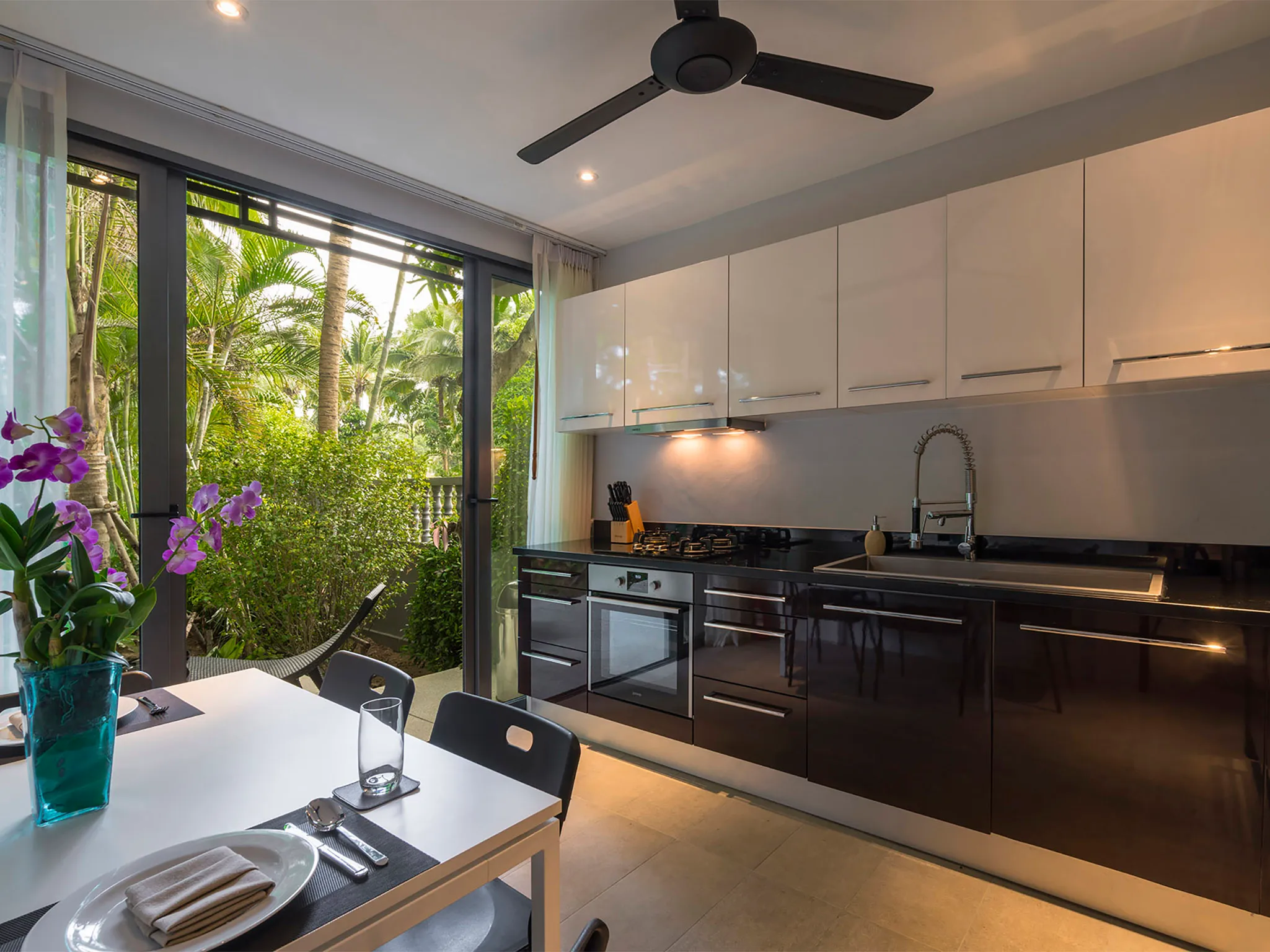 Infinity Blue Phuket - Kitchen and indor dining area