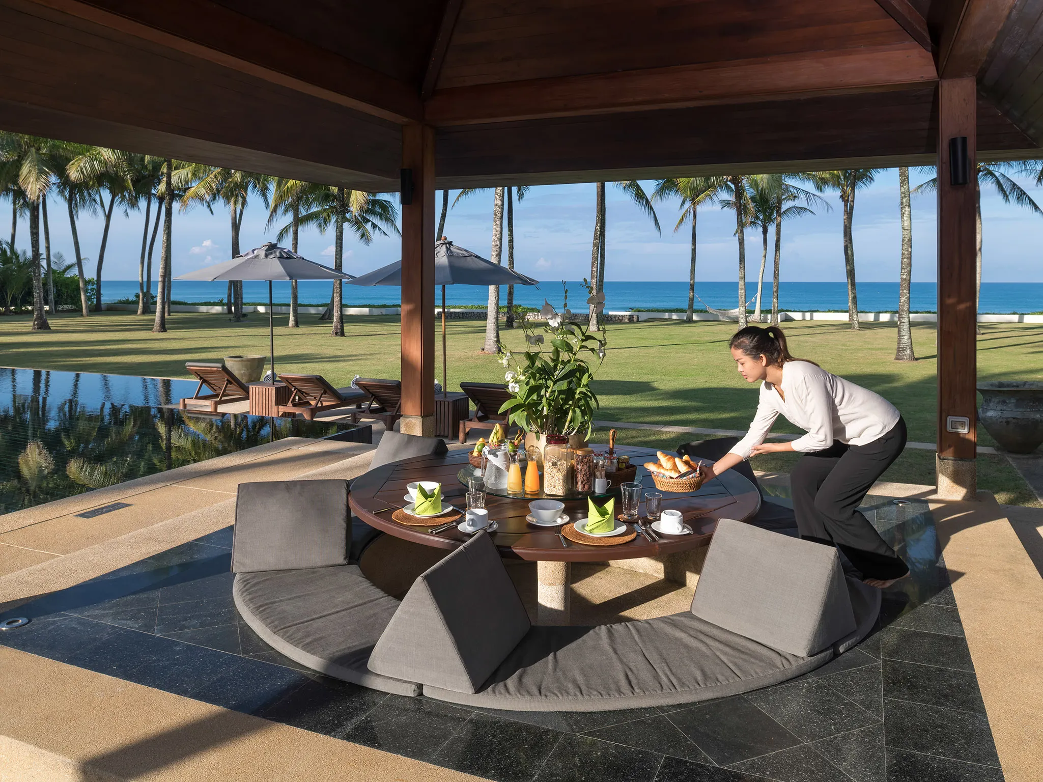 Jivana Beach Villas - Villa Ananda - Sunken dining bale