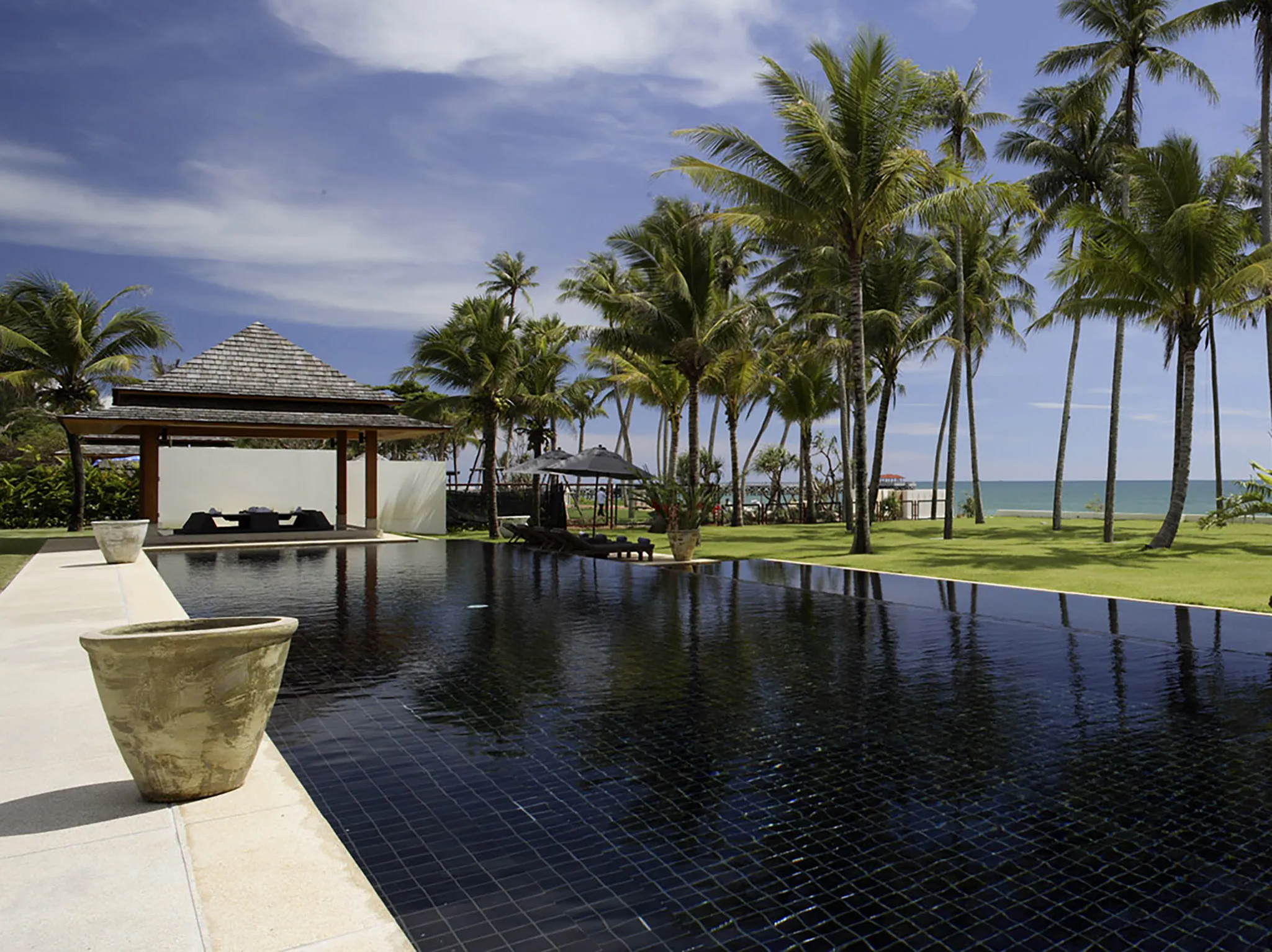Villa Shanti - Poolside by day
