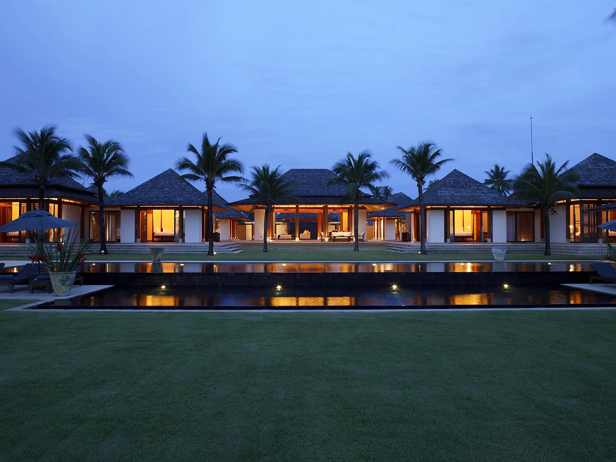Villa Shanti - Villa facade by night