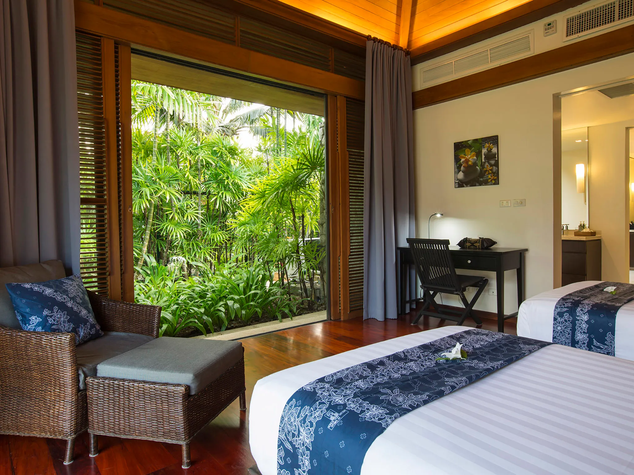 Villa Shanti - Twin bedroom view to lush tropical garden